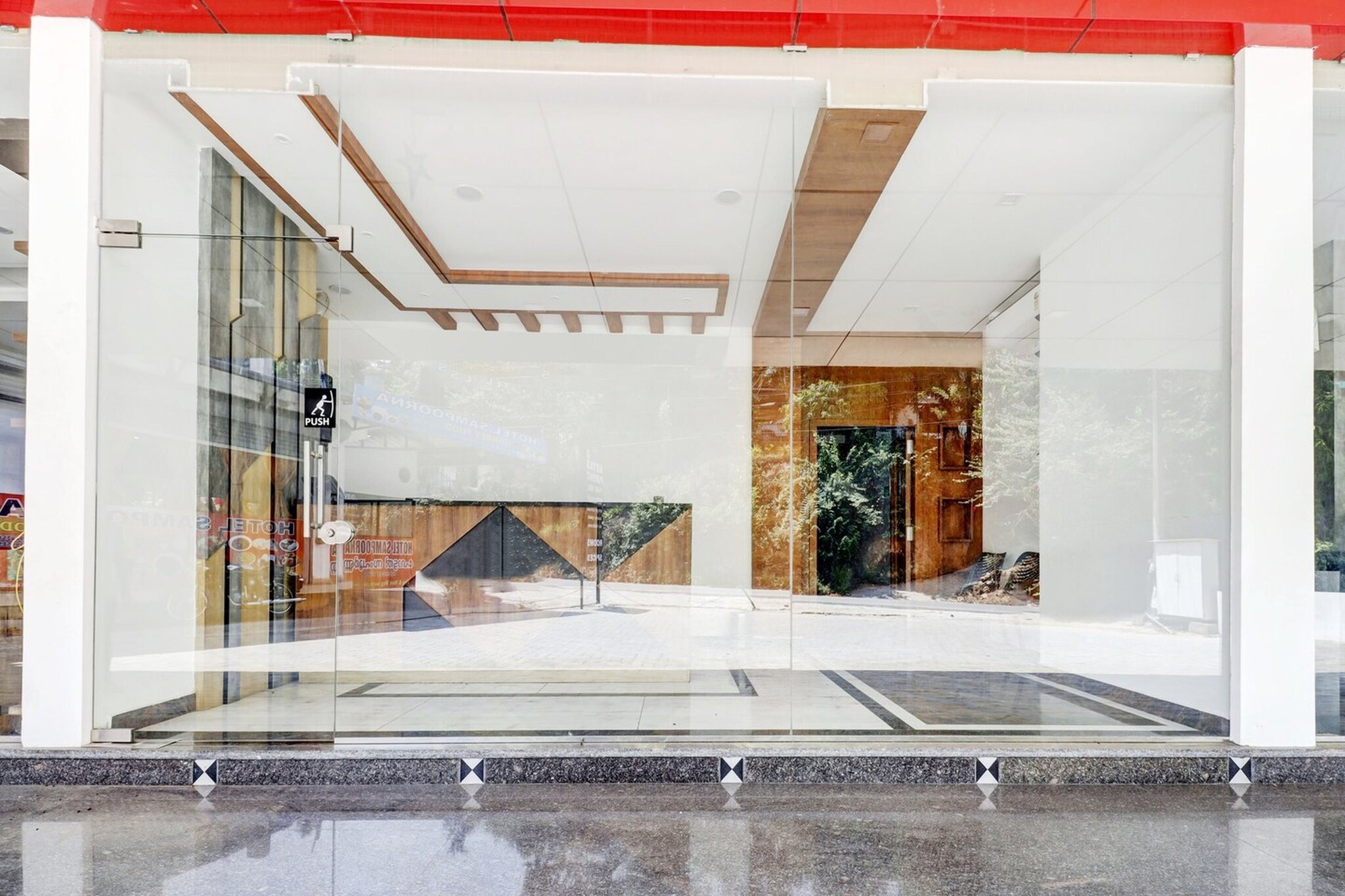 Ground floor: (bedroom(double bed, TV, seating area, air conditioning, lift, Towels incl., telephone), bathroom(bathtub or shower, shower, washbasin, toilet, shampoo, body soap, hot water))