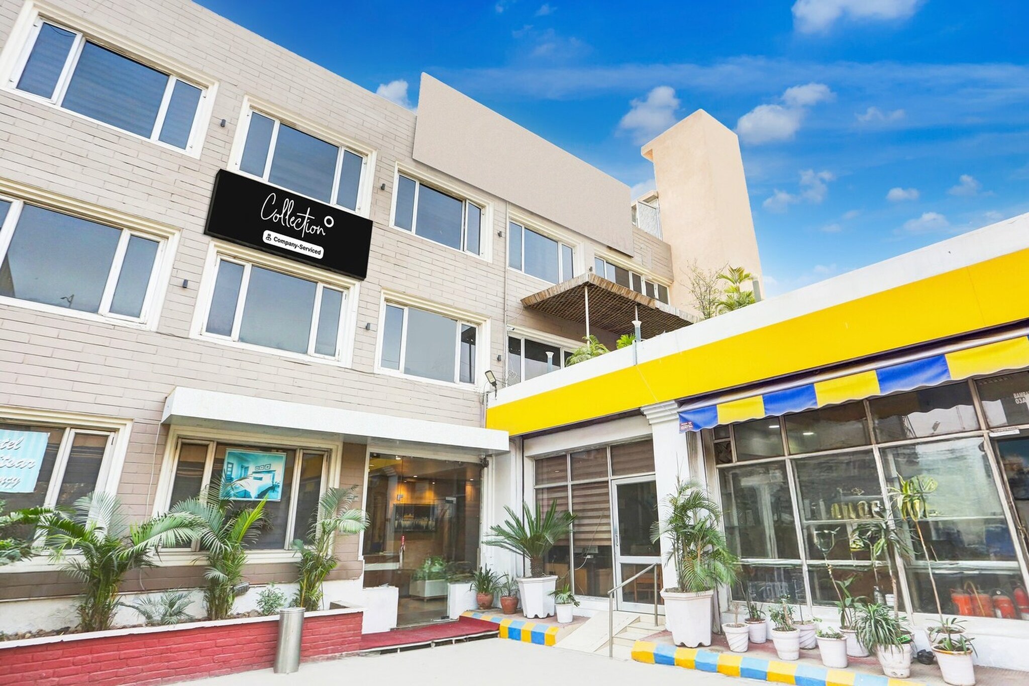 Ground floor: (bedroom(double bed, TV, seating area, air conditioning, lift, Towels incl., telephone, Floor mattress), bathroom(bathtub or shower, shower, washbasin, toilet, shampoo, body soap, hot water), parking lot(public), lift)