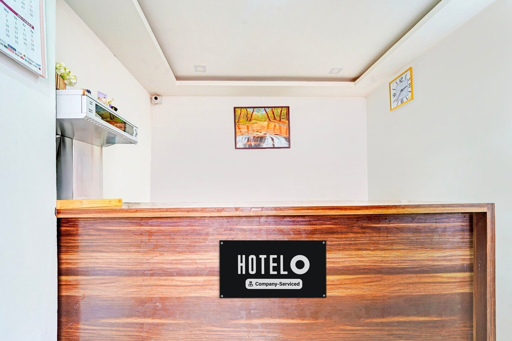 Ground floor: (bedroom(double bed, TV, seating area, air conditioning, Towels incl., telephone), bathroom(bathtub or shower, shower, washbasin, toilet, shampoo, body soap, hot water), parking)