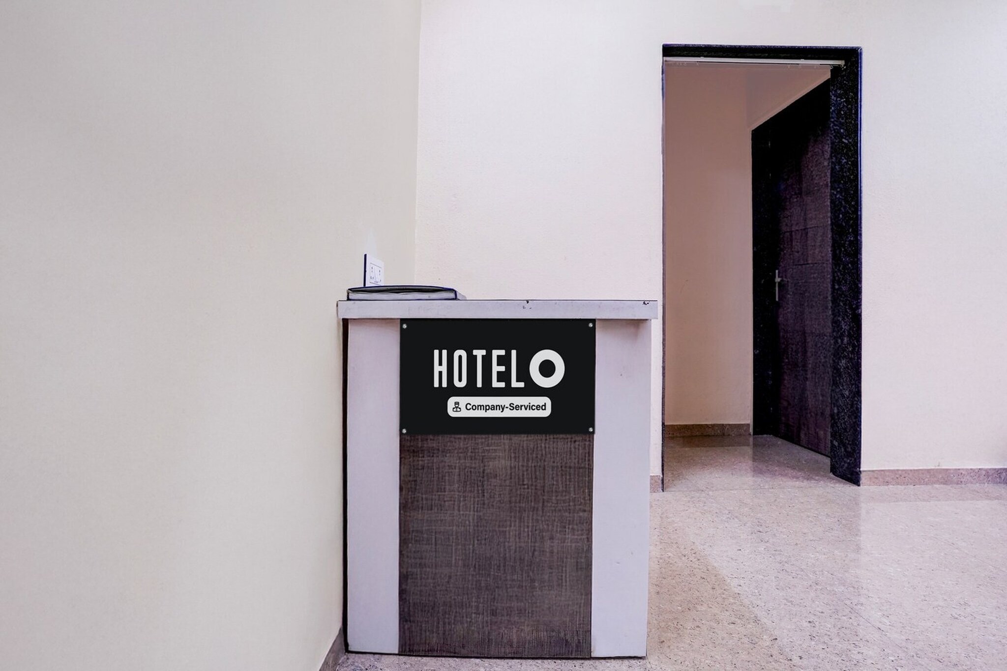 Ground floor: (bedroom(double bed, TV, seating area, air conditioning, Towels incl., telephone), bathroom(bathtub or shower, shower, washbasin, toilet, shampoo, body soap, hot water), parking)