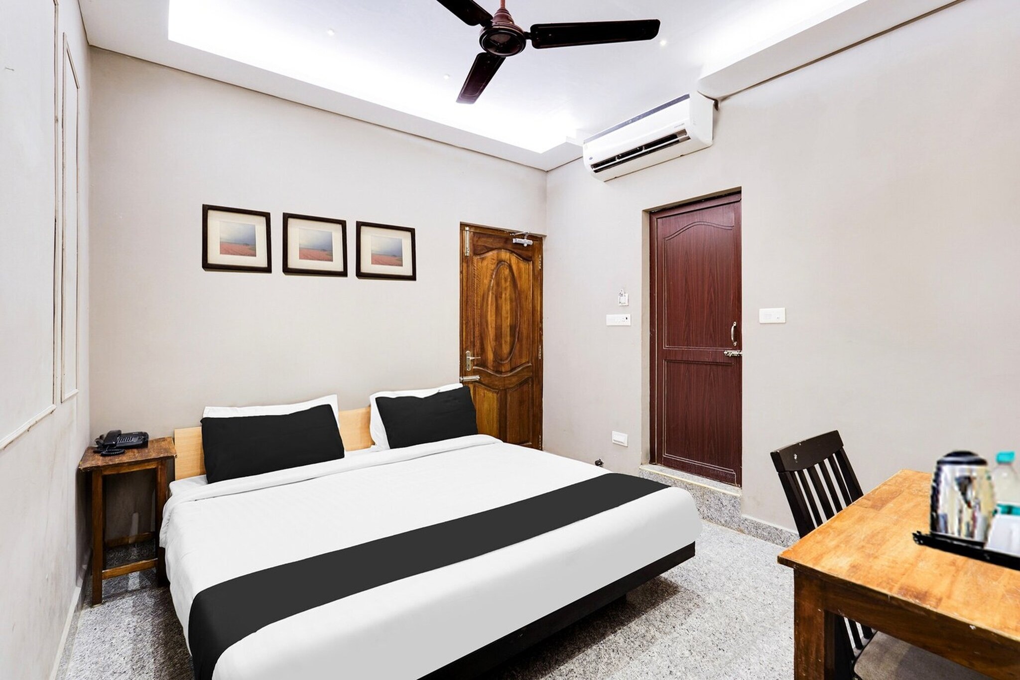 Ground floor: (bedroom(double bed, TV, seating area, air conditioning, Towels incl., telephone), bathroom(bathtub or shower, shower, washbasin, toilet, shampoo, body soap, hot water))