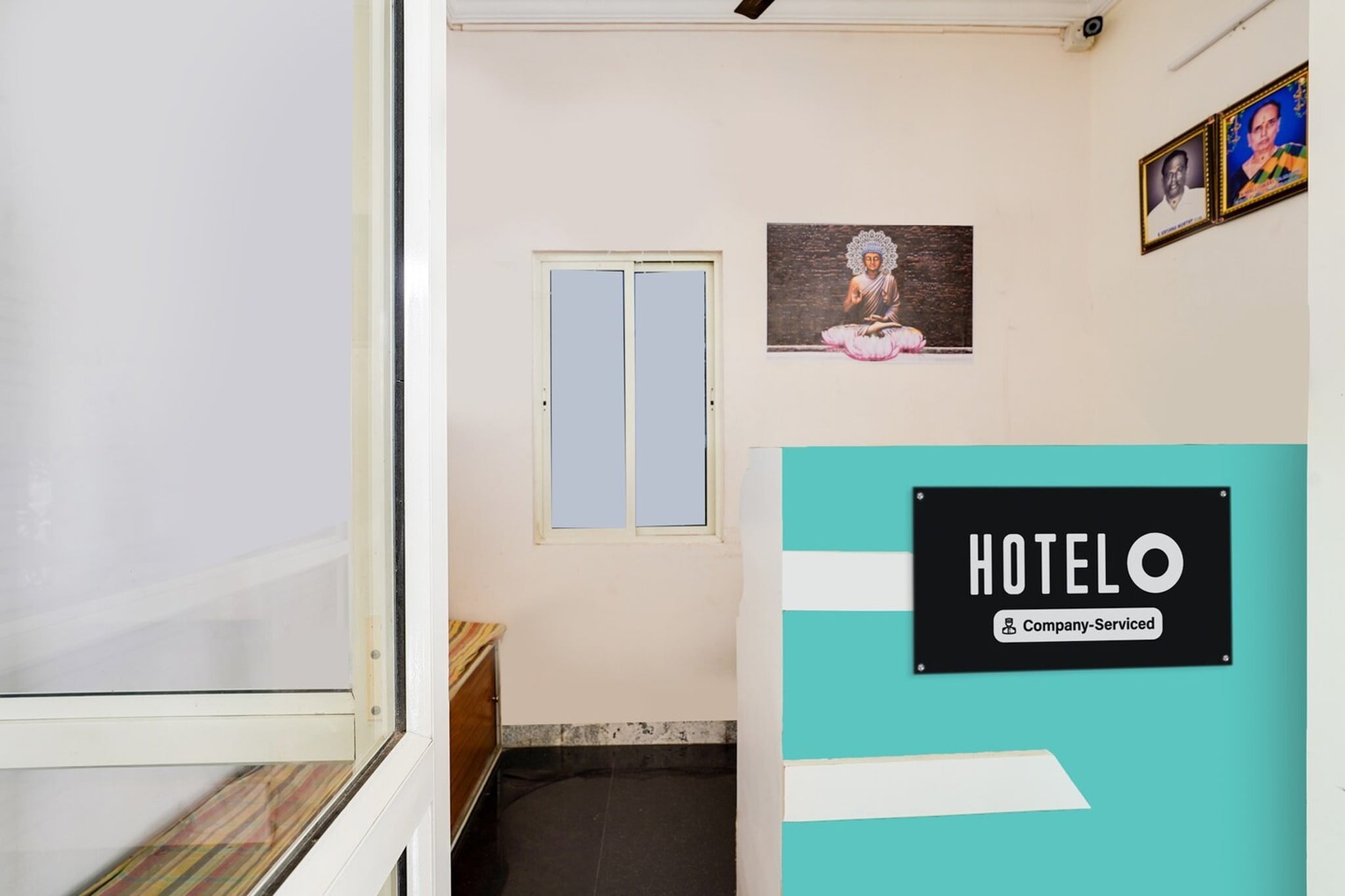 Ground floor: (bedroom(double bed, TV, seating area, air conditioning, Towels incl., telephone), bathroom(bathtub or shower, shower, washbasin, toilet, shampoo, body soap, hot water), parking)