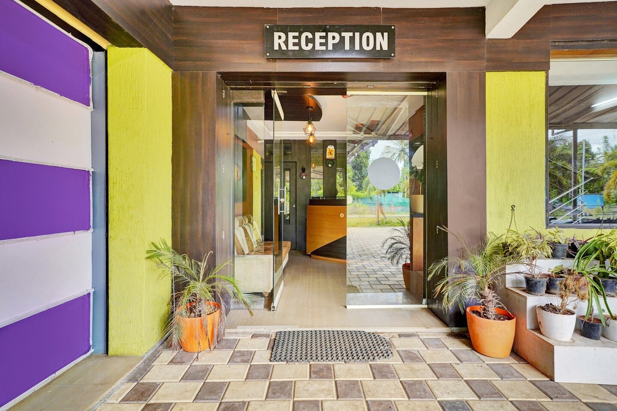Ground floor: (bedroom(double bed, TV, seating area, air conditioning, Towels incl., telephone), bathroom(bathtub or shower, shower, washbasin, toilet, shampoo, body soap, hot water))