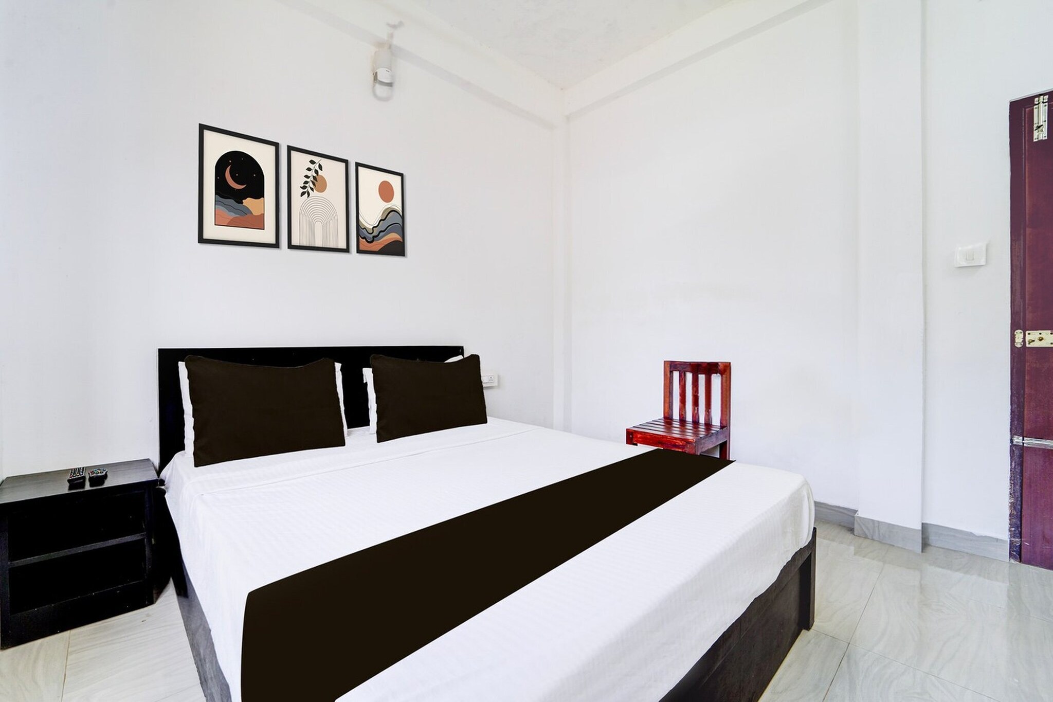 Ground floor: (bedroom(double bed, TV, seating area, air conditioning, Towels incl., telephone), bathroom(bathtub or shower, shower, washbasin, toilet, shampoo, body soap, hot water))