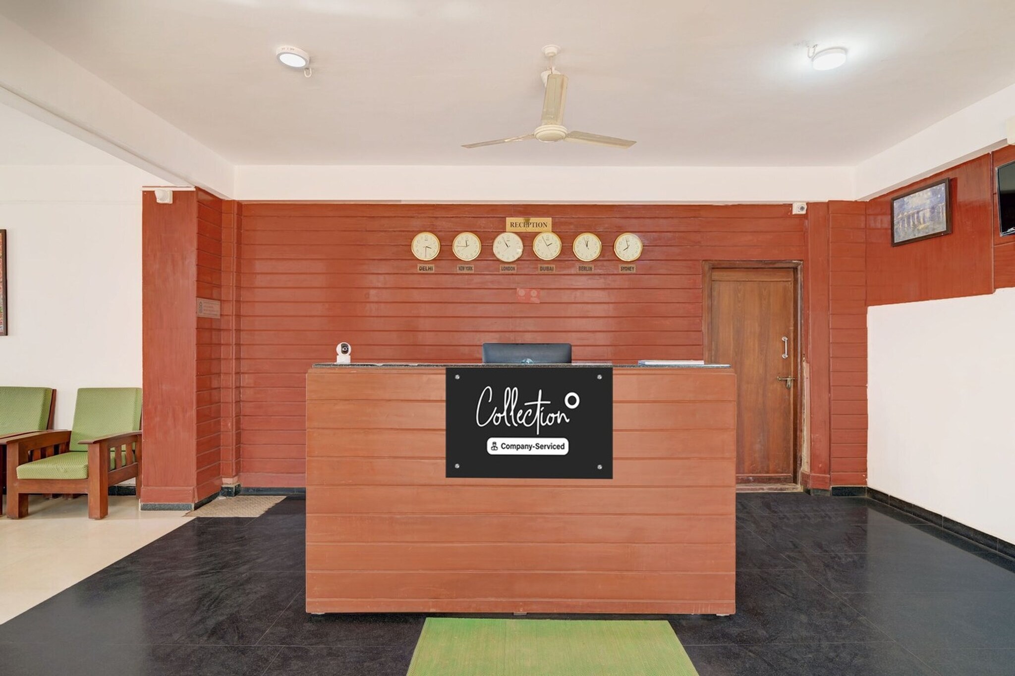 Ground floor: (bedroom(double bed, TV, seating area, air conditioning, Towels incl., telephone, Floor mattress), bathroom(bathtub or shower, shower, washbasin, toilet, shampoo, body soap, hot water), parking)