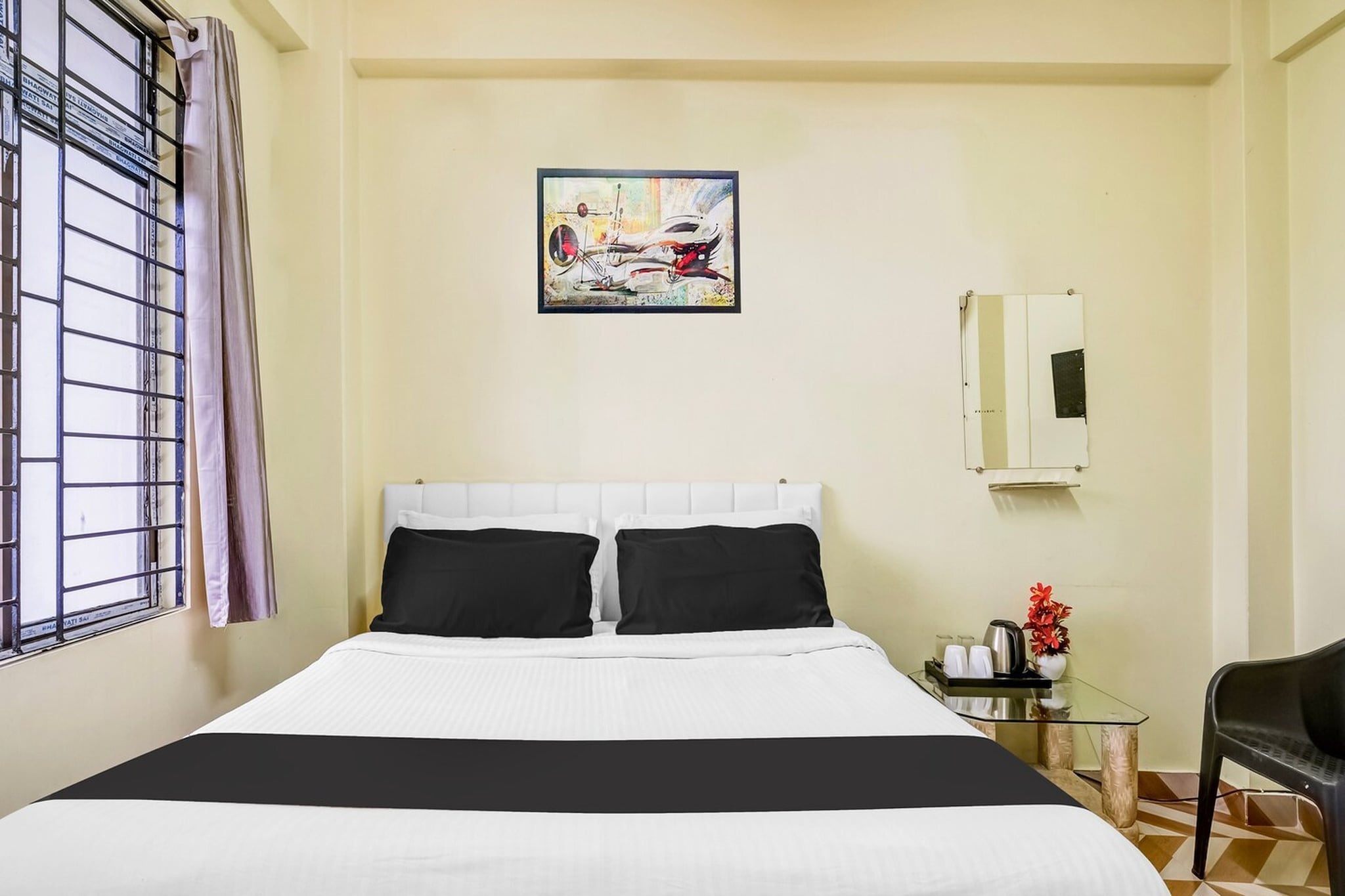 Ground floor: (bedroom(Parking, double bed, TV, seating area, air conditioning, Towels incl., telephone), bathroom(bathtub or shower, shower, washbasin, toilet, shampoo, body soap, hot water))