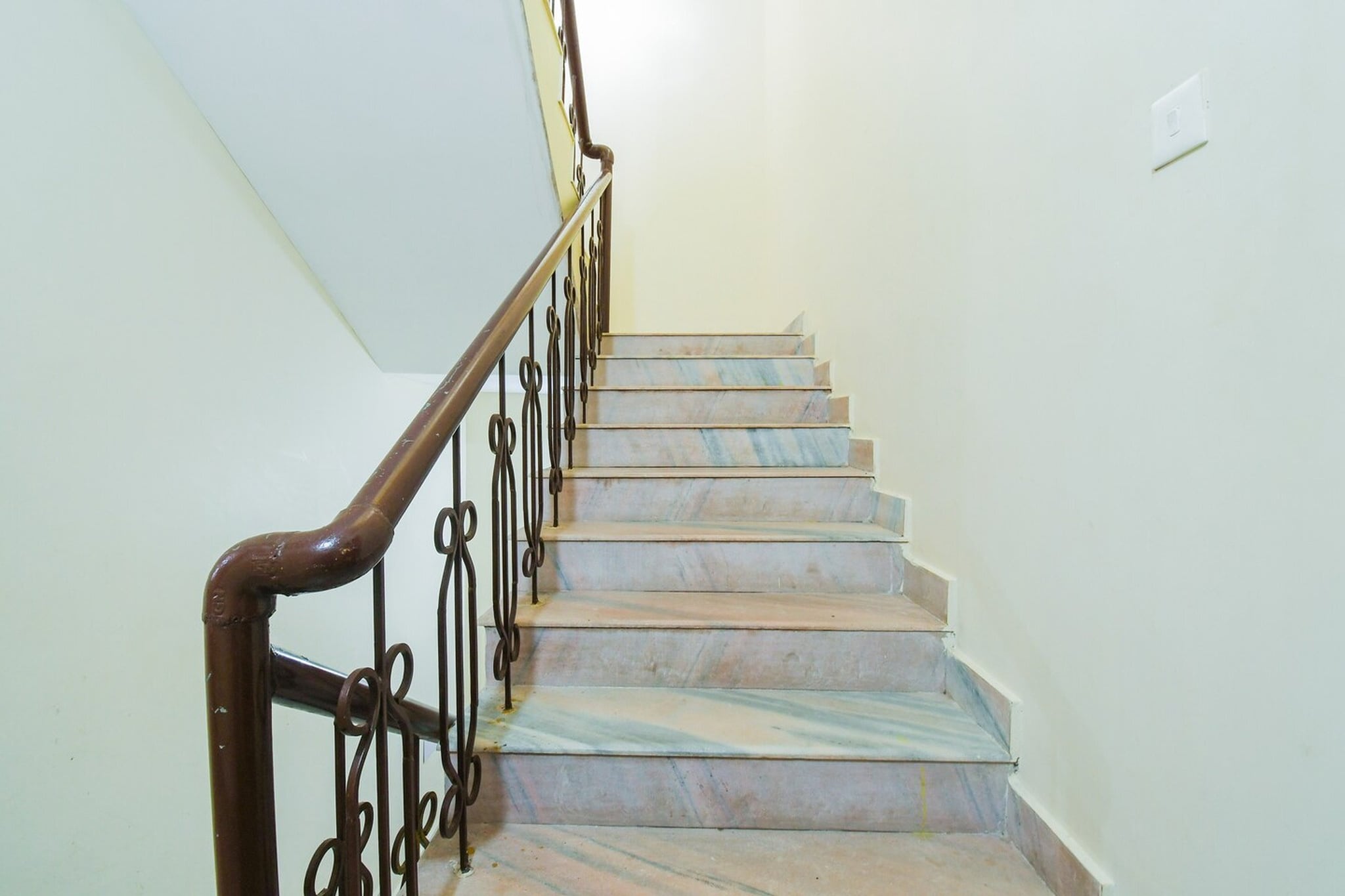 Ground floor: (bedroom(double bed, TV, seating area, air conditioning, Towels incl., telephone), bathroom(bathtub or shower, shower, washbasin, toilet, shampoo, body soap, hot water), parking)