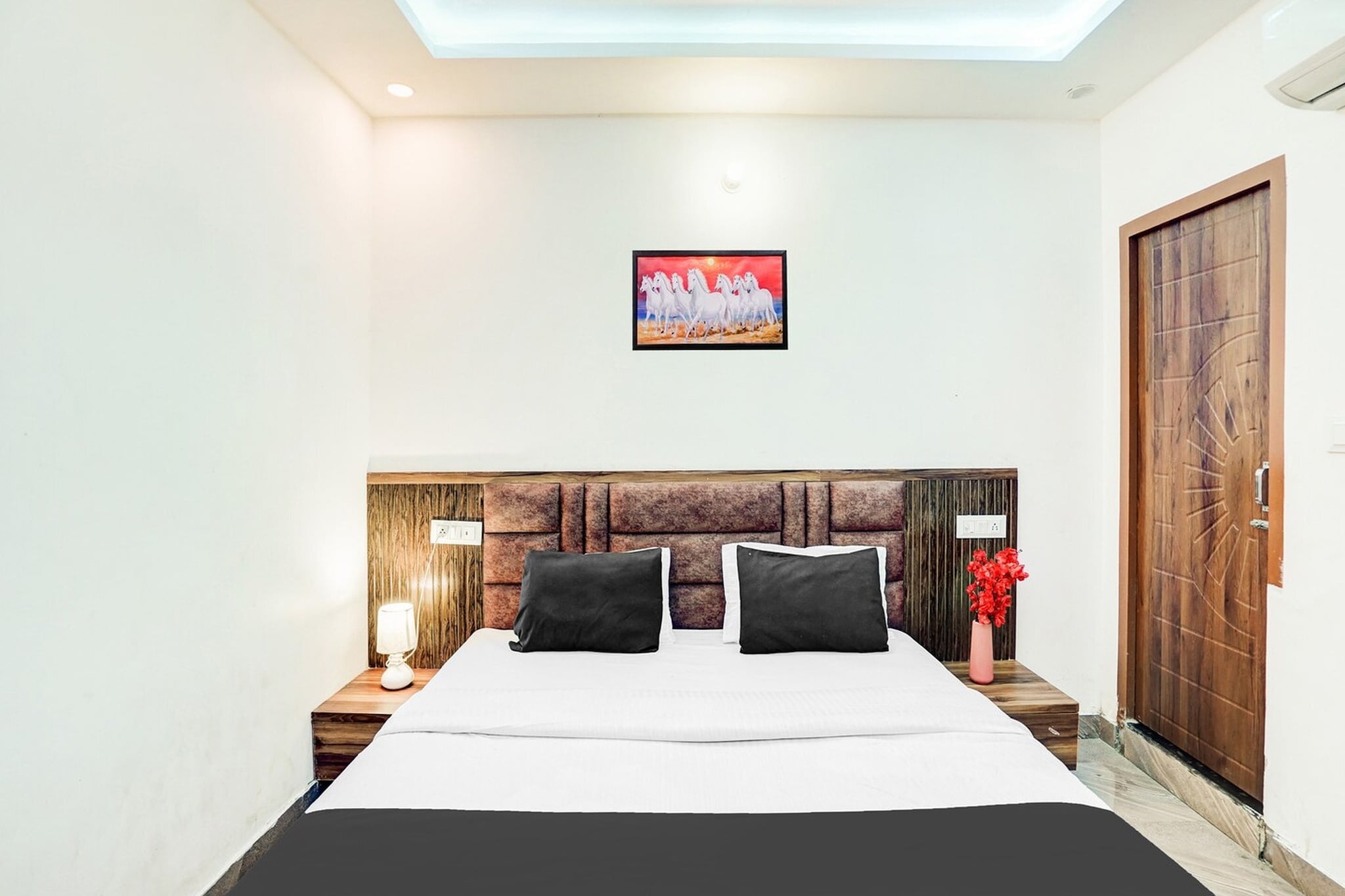 Ground floor: (bedroom(double bed, TV, seating area, air conditioning, Towels incl., telephone), bathroom(bathtub or shower, shower, washbasin, toilet, shampoo, body soap))