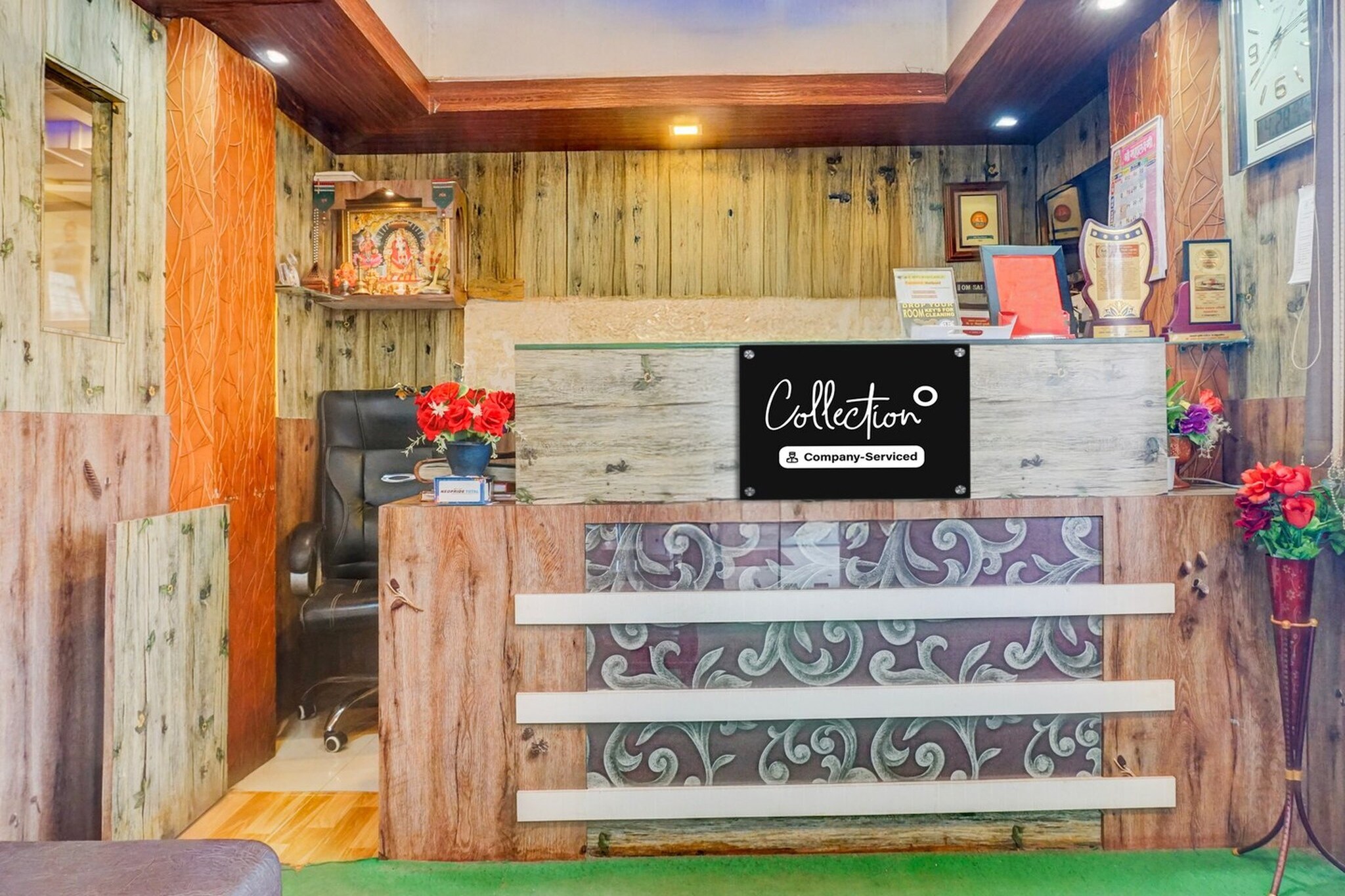 Ground floor: (bedroom(double bed, TV, seating area, air conditioning, telephone), bathroom(bathtub or shower, shower, washbasin, toilet, Towels incl., shampoo, body soap, hot water), parking)