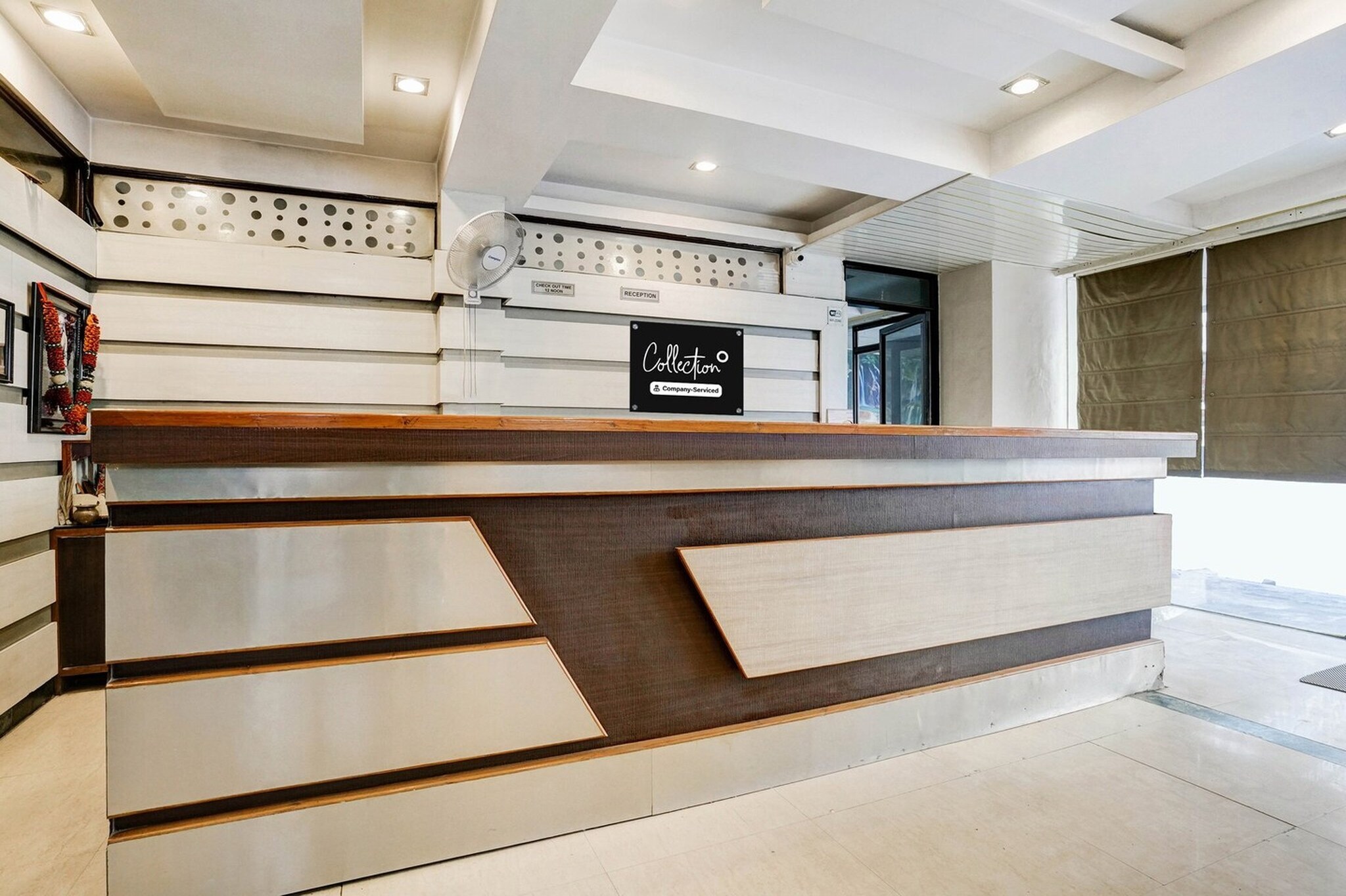 Ground floor: (bedroom(double bed, TV, seating area, air conditioning, Towels incl., telephone, Floor mattress), bathroom(bathtub or shower, shower, washbasin, toilet, shampoo, body soap, hot water), parking)