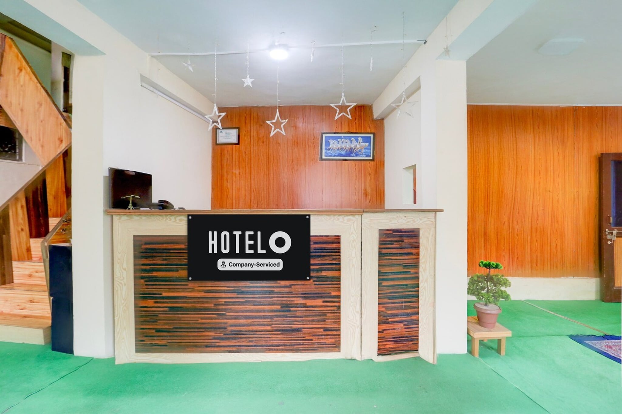 Ground floor: (bedroom(double bed, TV, seating area, Towels incl., telephone), bathroom(bathtub or shower, shower, washbasin, toilet, shampoo, body soap, hot water), parking)