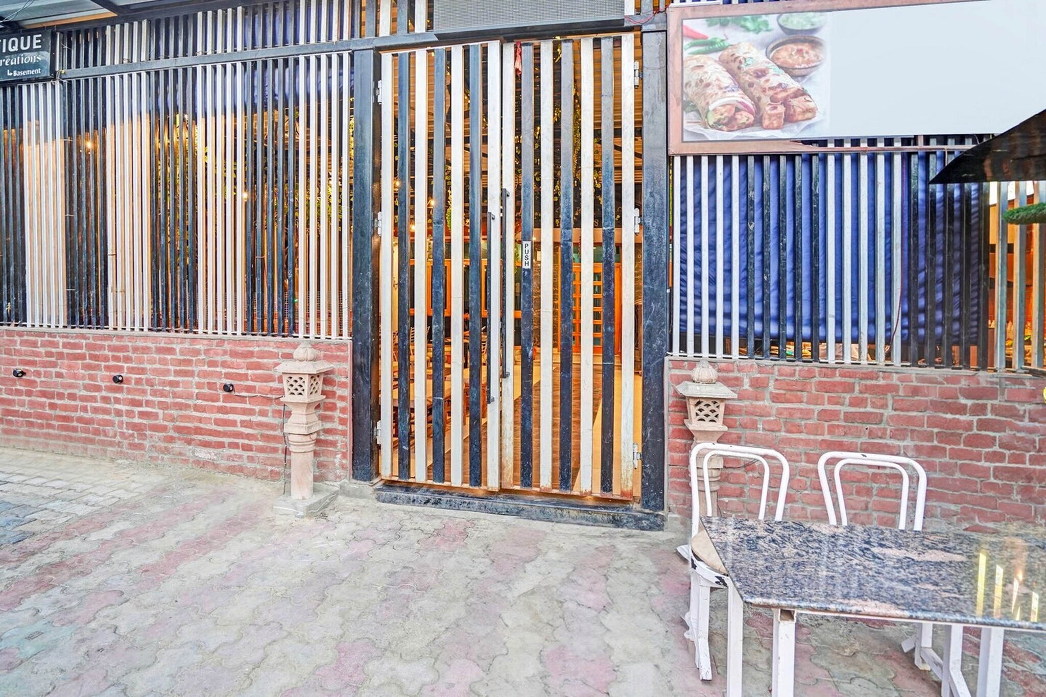 Ground floor: (bedroom(double bed, TV, seating area, air conditioning, Towels incl., telephone), bathroom(bathtub or shower, shower, washbasin, toilet, shampoo, body soap))