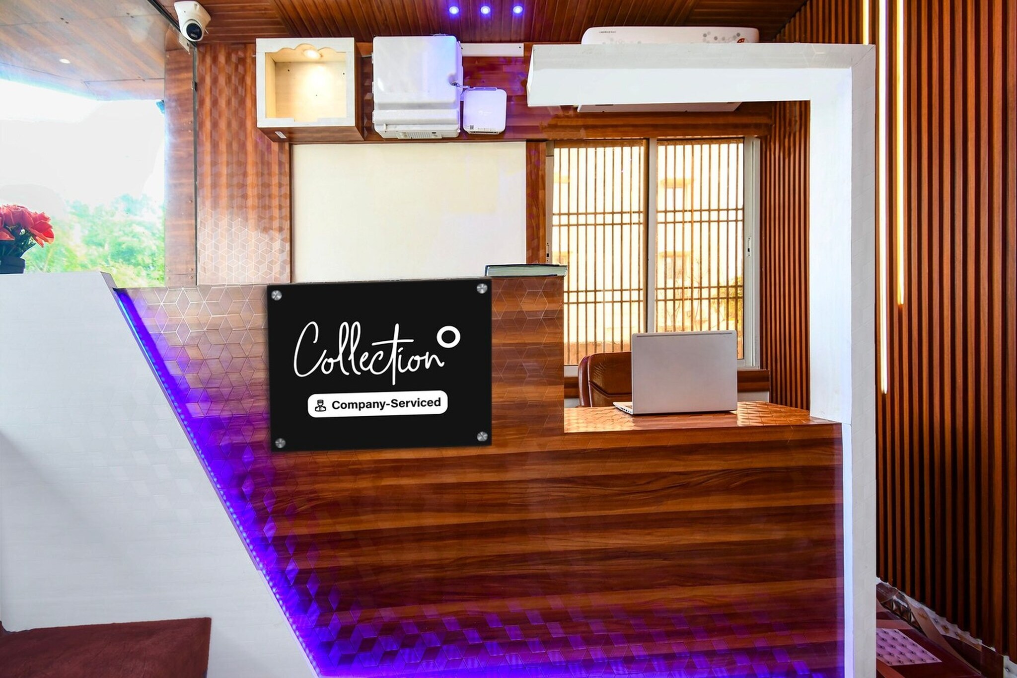 Ground floor: (bedroom(double bed, TV, seating area, air conditioning, telephone), bathroom(bathtub or shower, shower, washbasin, toilet, Towels incl., shampoo, body soap, hot water), parking)