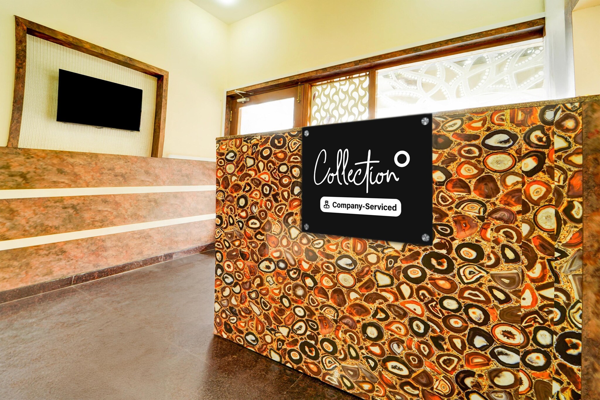 Ground floor: (bedroom(double bed, TV, seating area, air conditioning, telephone), bathroom(bathtub or shower, shower, washbasin, toilet, Towels incl., shampoo, body soap, hot water), parking)