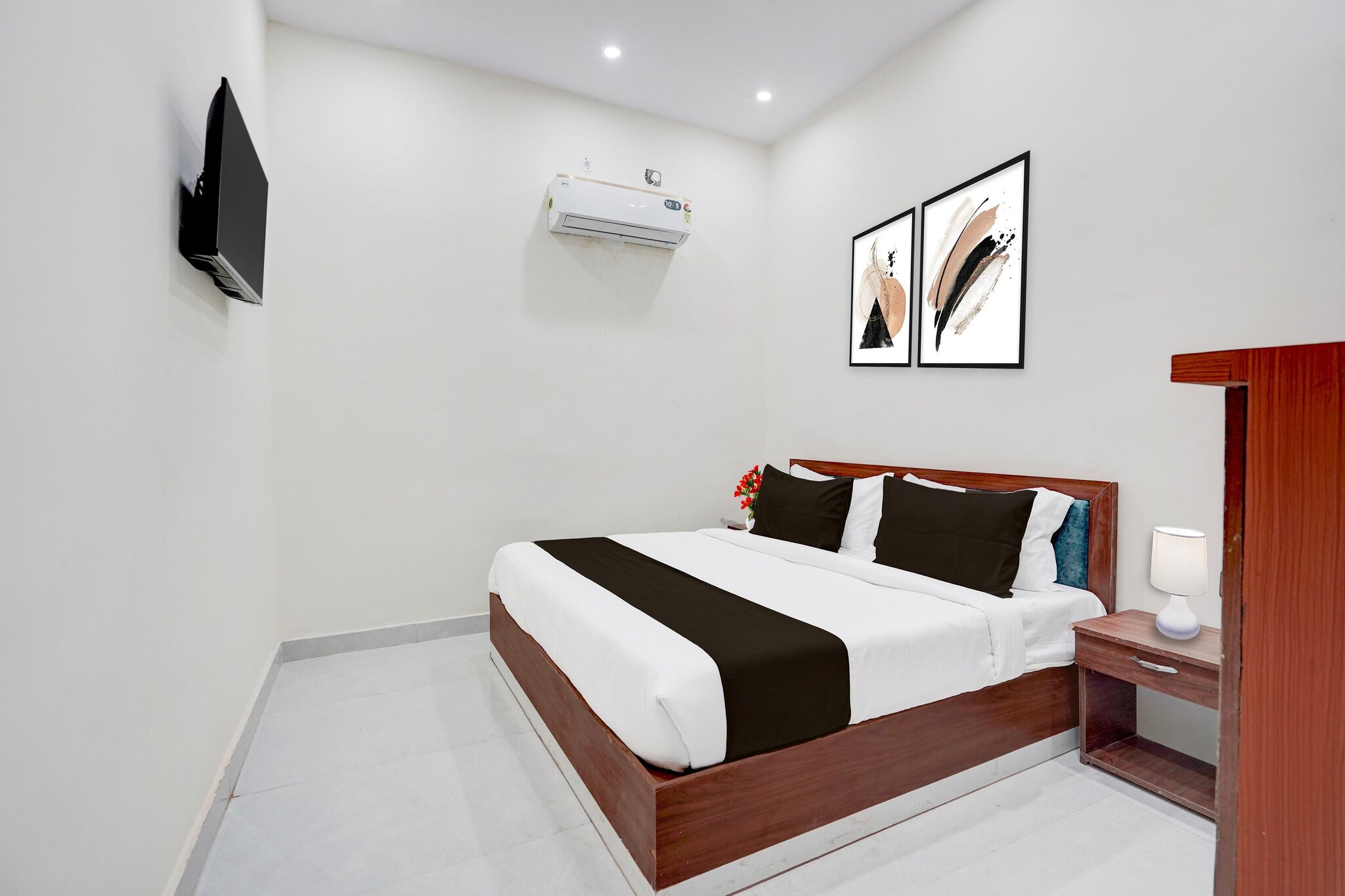 Comfortable Accommodations: Super Hotel O Shree Ji Puram in Vrindavan offers family rooms with air-conditioning, private bathrooms, work desks, and seating areas. Each room includes free toiletries, a bath or shower, TV, and tiled floors.
Convenient Facilities: Guests benefit from a lift, 24-hour front desk, housekeeping service, room service, and luggage storage. The hotel provides continental breakfast and a range of amenities to ensure a pleasant stay.
Prime Location: Located 66 km from Agra Airport, the hotel is 11 km from Mathura Railway Station and 46 km from Bharatpur Railway Station. Nearby attractions include Wildlife SOS (47 km) and Lohagarh Fort (48 km).
Unmarried couples are warmly welcome at this property.
Guests with local ID proof are warmly welcome.
Early Check-In Policy: A full day’s room rate will be charged for check-ins before 6:00 AM. Complimentary early check-in is available between 6:00 AM and 10:00 AM, subject to room availability.
Check-in is only available to guests aged 18 and above. Please provide a government-issued ID to confirm your age.