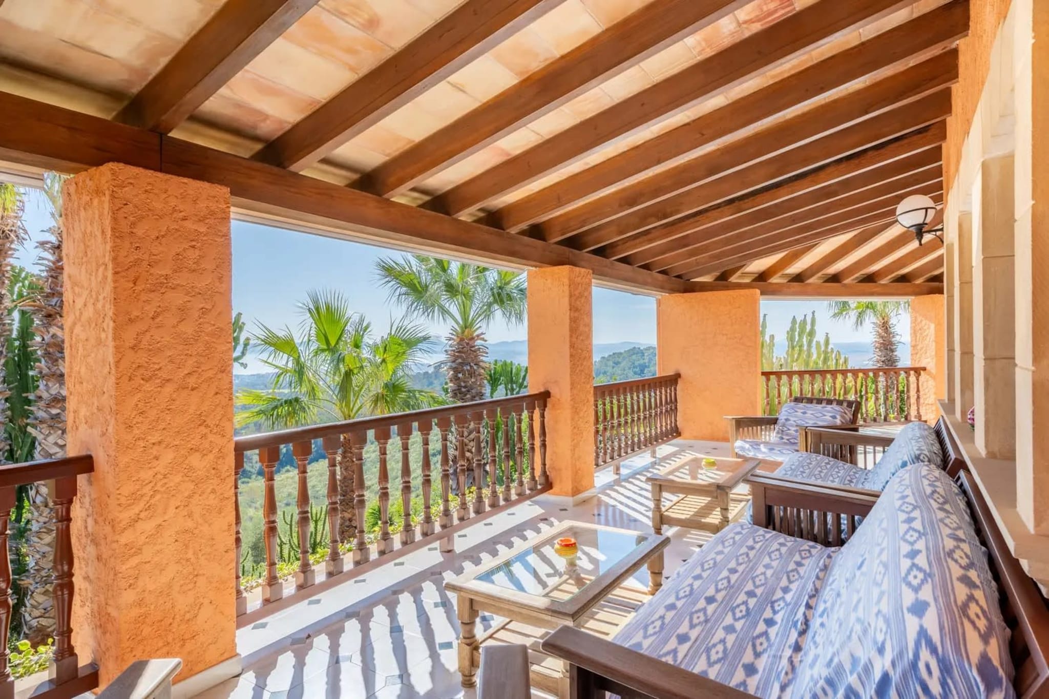 Villa Oscols in Aldf-Terrassenbalkon