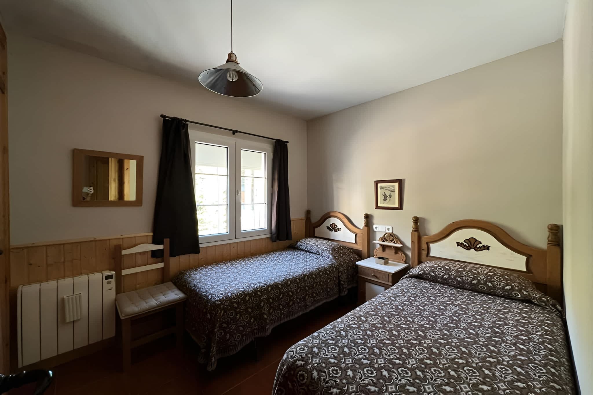 This cozy apartment in Sierra Nevada is an excellent choice for up to 4 guests, offering a welcoming retreat after an active day on the slopes. It features a bedroom with two single beds and a sofa bed in the lounge, as well as a bathroom equipped with a bathtub and bidet. The comfortable layout makes it ideal for couples, friends, or small families.

Located right next to the Telesilla metro, the apartment provides direct access to the ski slopes, making it a perfect spot for winter sports lovers. Guests will enjoy modern comforts such as heating, an elevator, and free private parking. The fully equipped kitchen, complete with a microwave, coffee maker, and essential utensils, allows you to prepare meals and relax in a homely atmosphere. TV and Wi-Fi (available as a paid service) ensure you can stay connected throughout your stay.

Beyond the apartment, guests can take advantage of special discounts on ski passes, equipment rentals, and lessons with multilingual instructors. Free lockers with bottle dryers are provided for convenience, and flexible check-in and check-out options are available when possible. In summer, the area transforms into a haven for hiking, mountain biking, and outdoor exploration, making this apartment a year-round destination in the heart of Sierra Nevada.