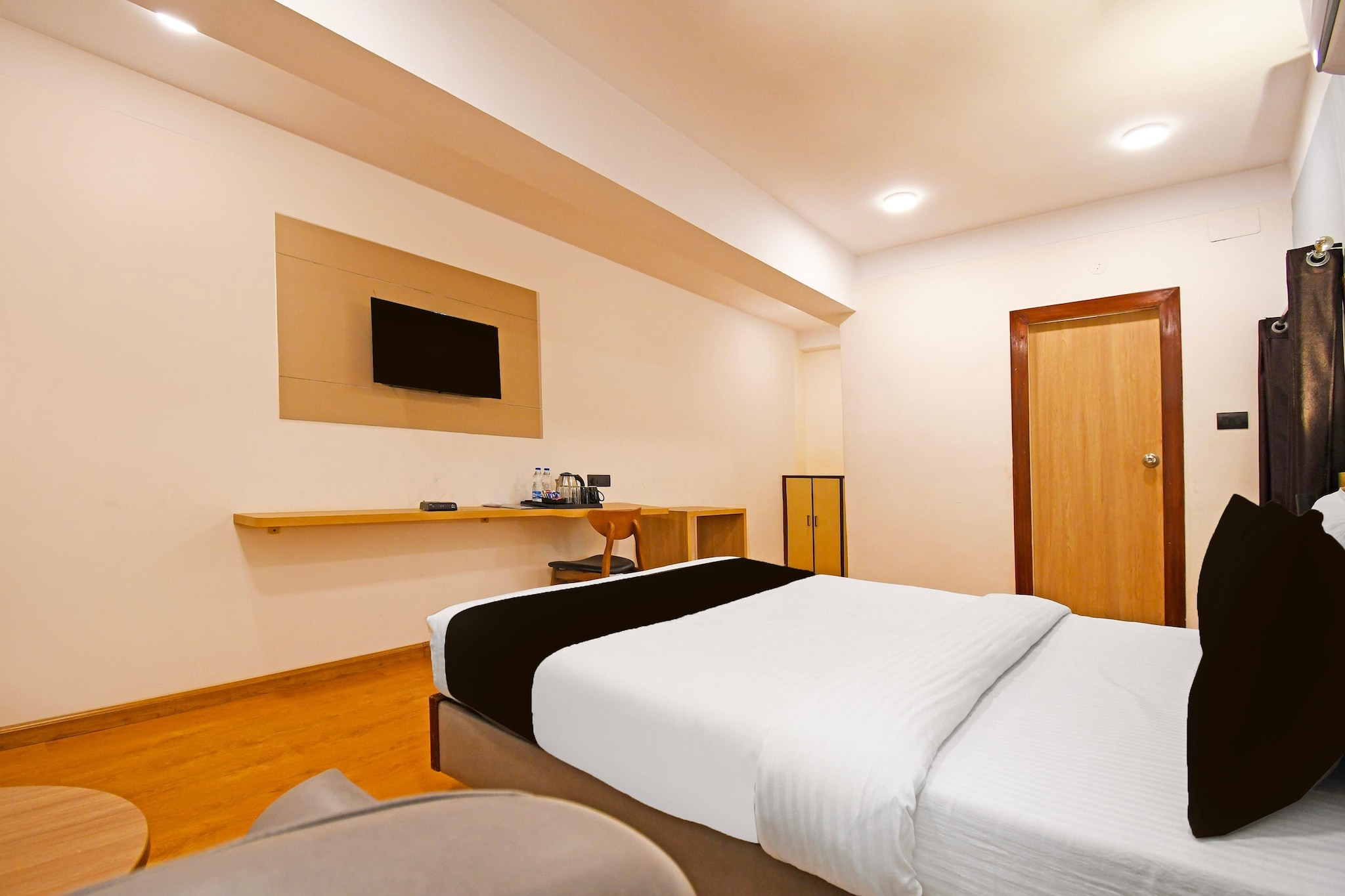 Comfortable Accommodations: Townhouse Hill Cart Road Siliguri in Siliguri offers family rooms with air-conditioning, private bathrooms, work desks, and free WiFi throughout the property. Each room includes a seating area, TV, and wardrobe.
Dining Experience: The family-friendly restaurant serves Indian cuisine for lunch and dinner. Guests can enjoy meals in a welcoming ambience, enhancing their stay with delicious meals.
Convenient Facilities: The hotel features a lift, 24-hour front desk, housekeeping service, room service, and luggage storage. Additional amenities include free toiletries, bath or shower, and tiled floors.
Nearby Attractions: Bagdogra International Airport is 12 km away. Nearby points of interest include Darjeeling Himalayan Toy Train Railway (4 km), New Jalpaiguri Station (5 km), and Mahananda Wildlife Sanctuary (11 km).
Unmarried couples are warmly welcome at this property.
Guests with local ID proof are warmly welcome.
Early Check-In Policy: A full day’s room rate will be charged for check-ins before 6:00 AM. Complimentary early check-in is available between 6:00 AM and 10:00 AM, subject to room availability.
Check-in is only available to guests aged 18 and above. Please provide a government-issued ID to confirm your age.