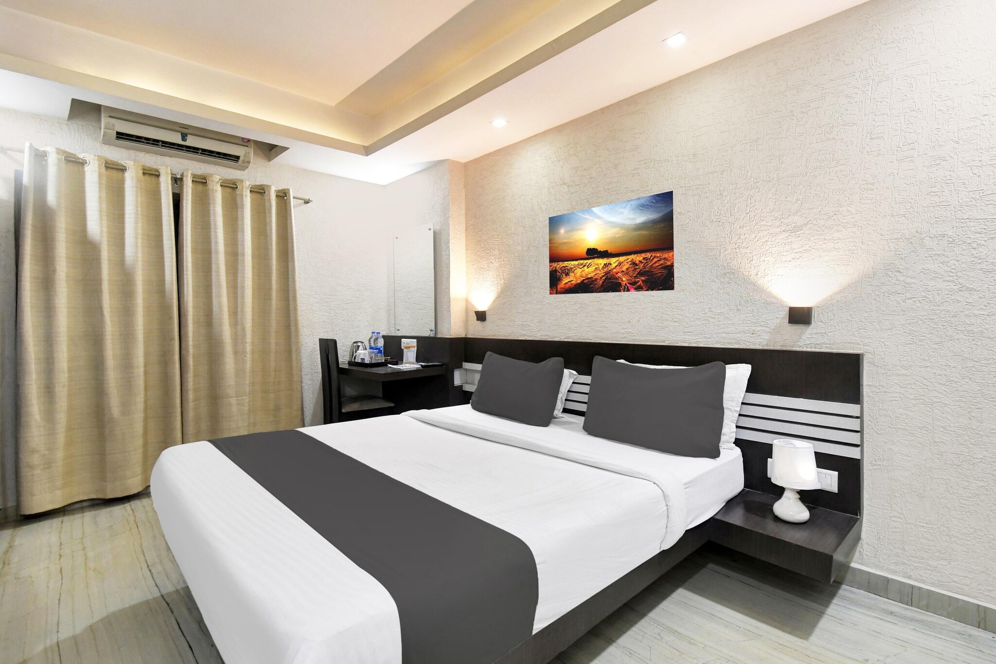 Comfortable Accommodations: Super Townhouse Ranchi Near Railway Station in Ranchi offers family rooms with air-conditioning, private bathrooms, work desks, and free toiletries. Each room includes a TV, wardrobe, and tiled floors.

Dining Experience: The family-friendly restaurant serves Indian cuisine in a welcoming ambience. Guests can enjoy meals in the on-site restaurant or take advantage of room service.

Convenient Facilities: The hotel provides free WiFi throughout, a lift, 24-hour front desk, shared kitchen, housekeeping, laundry, luggage storage, and pet-friendly accommodations.

Location and Attractions: Located 9 km from Birsa Munda Airport and 4 km from Ranchi Railway Station, the property offers easy access to local attractions.

Unmarried couples are warmly welcome at this property.
Guests with local ID proof are warmly welcome.