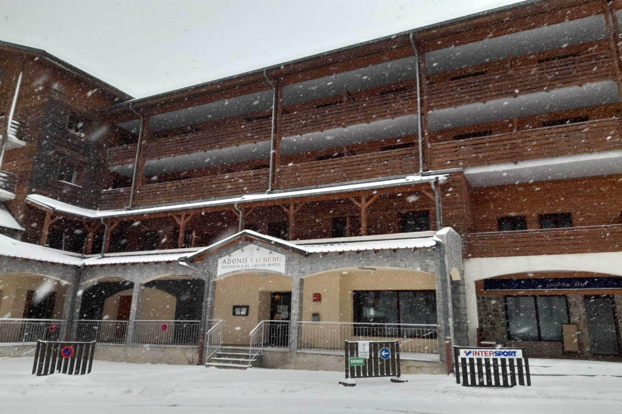 Adonis Valberg Studio-Exterior winter