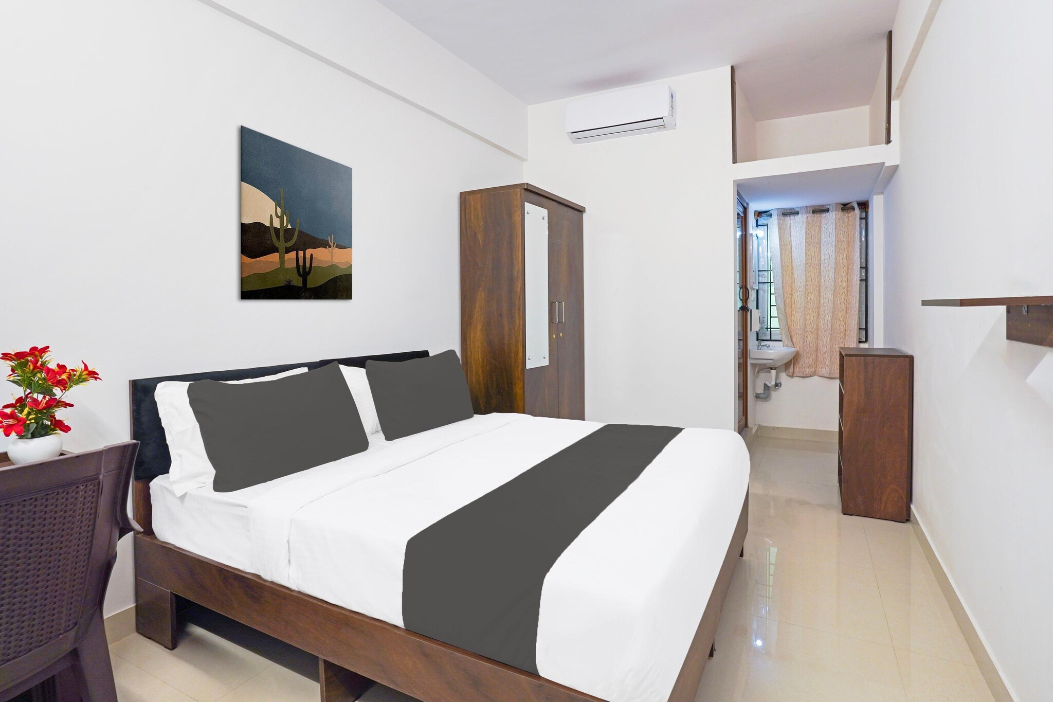 Ground floor: (bedroom(double bed, TV, seating area, air conditioning, telephone), bathroom(bathtub or shower, shower, washbasin, toilet, Towels incl., shampoo, body soap, hot water), parking, lift)