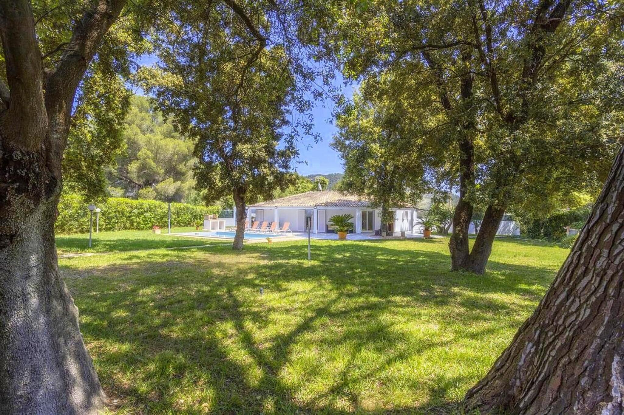 Casa Encinar in Cres-Jardins en été
