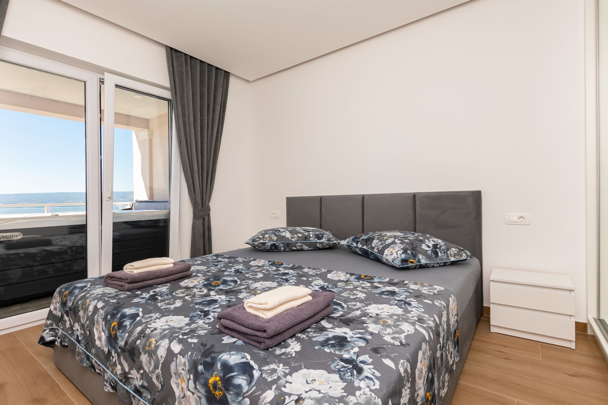 Apartments Hope (Dugi Rat) - Three-Bedroom Apartment with Jacuzzi  (Stanko)-Bedroom