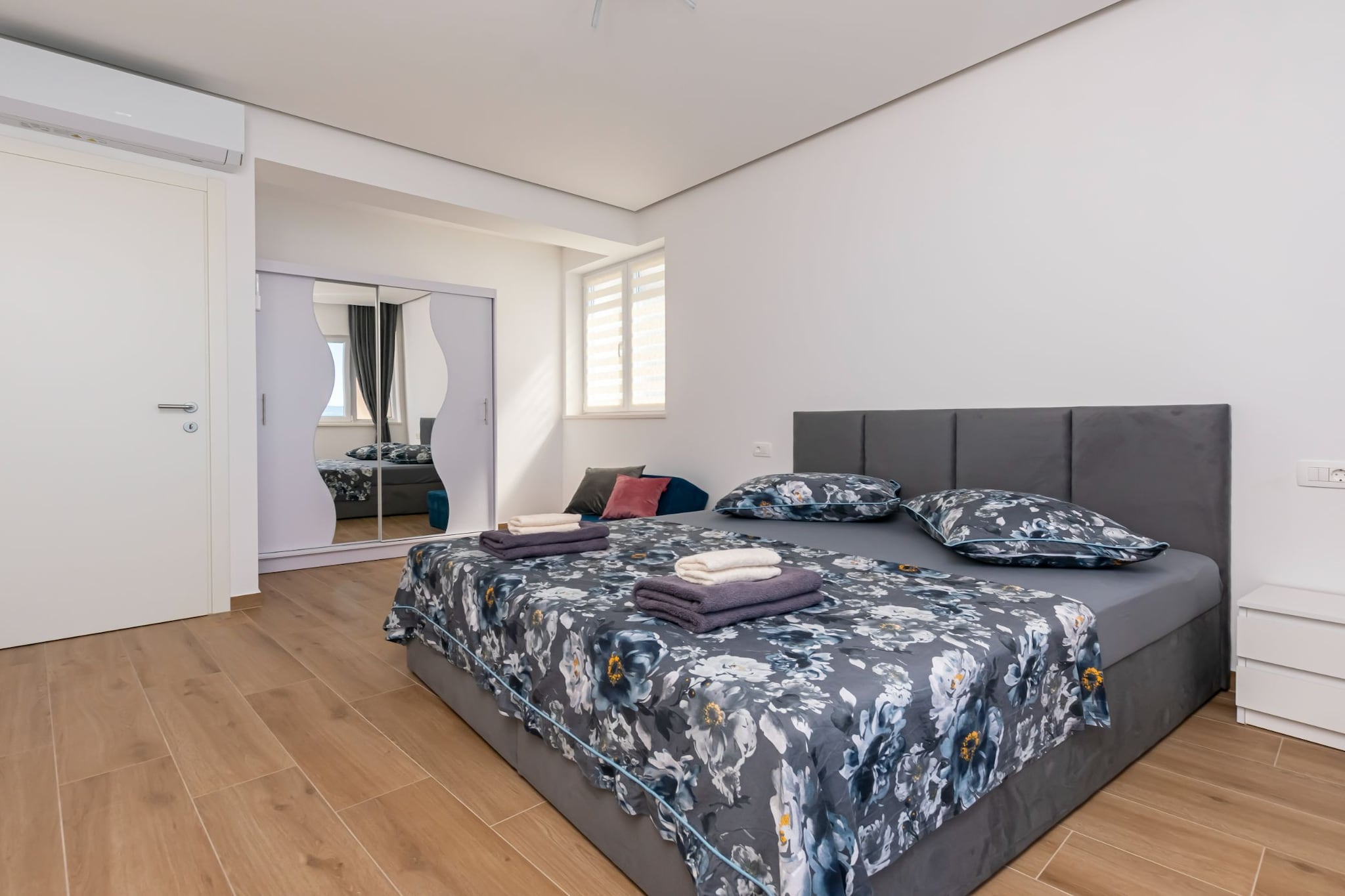 Apartments Hope (Dugi Rat) - Three-Bedroom Apartment with Jacuzzi  (Stanko)-Bedroom
