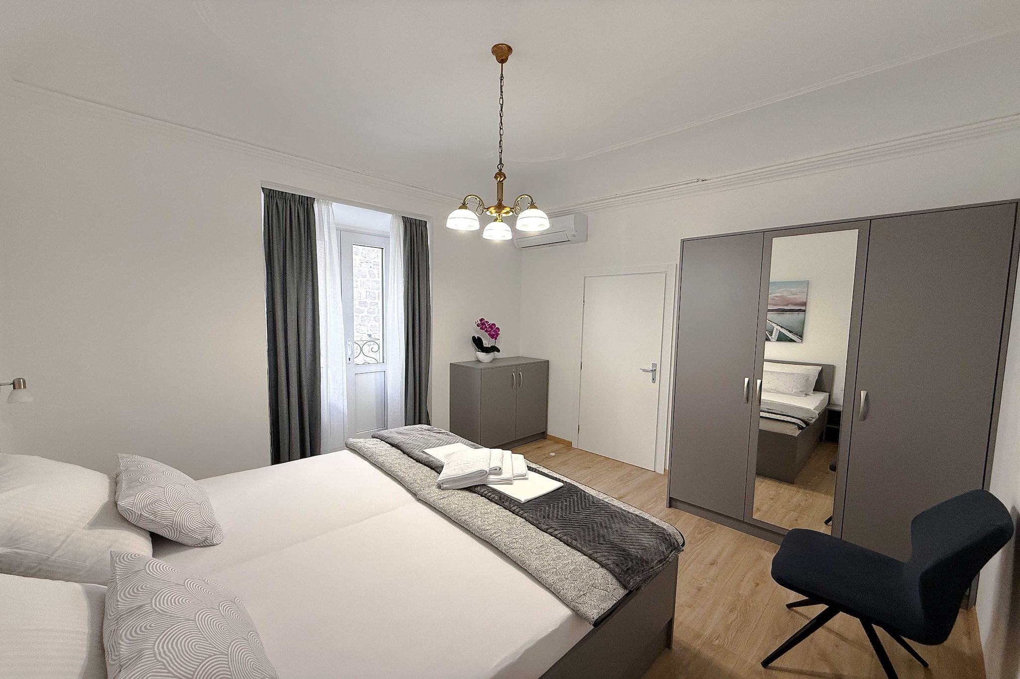 Anima Mea Old Town Apartments- Premium Apartment with Balcony-Slaapkamer