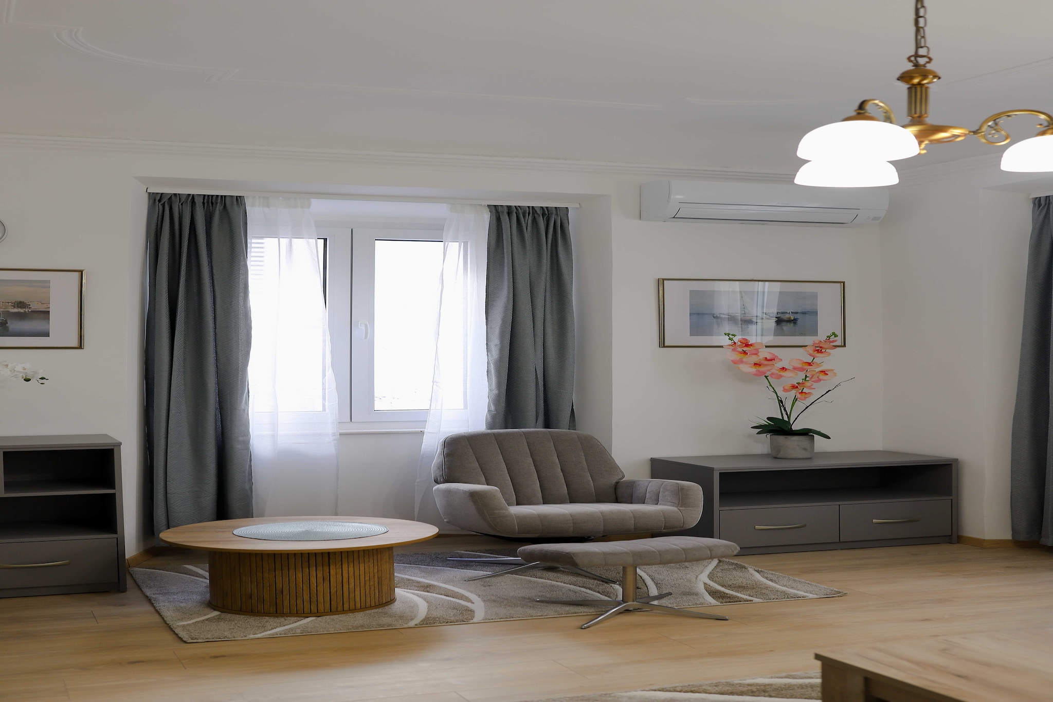 Anima Mea Old Town Apartments- Premium Apartment with Balcony-Woonkamer
