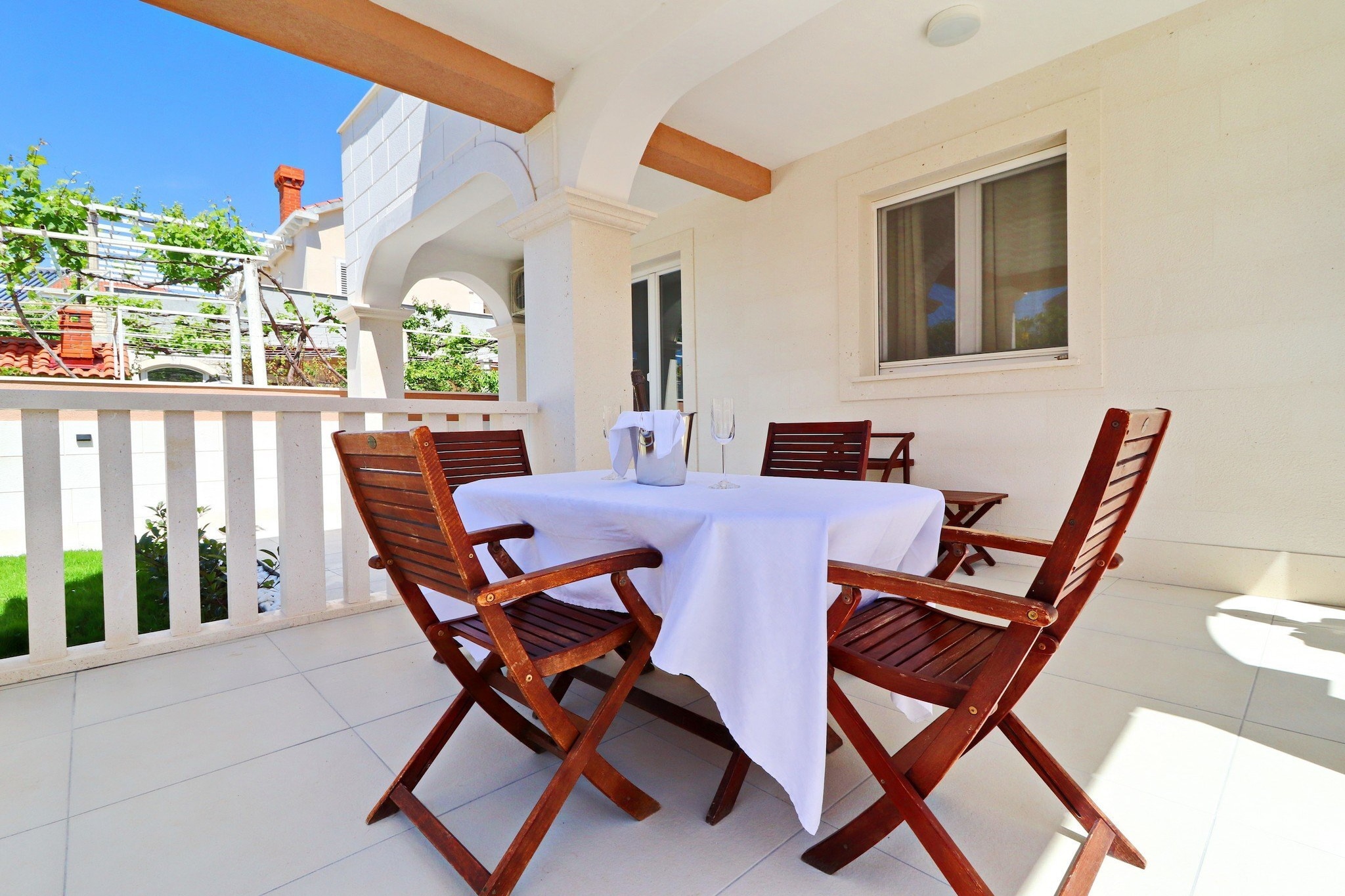 Charming Apartment Ana - One Bedroom Apartment with Terrace-Terrasse