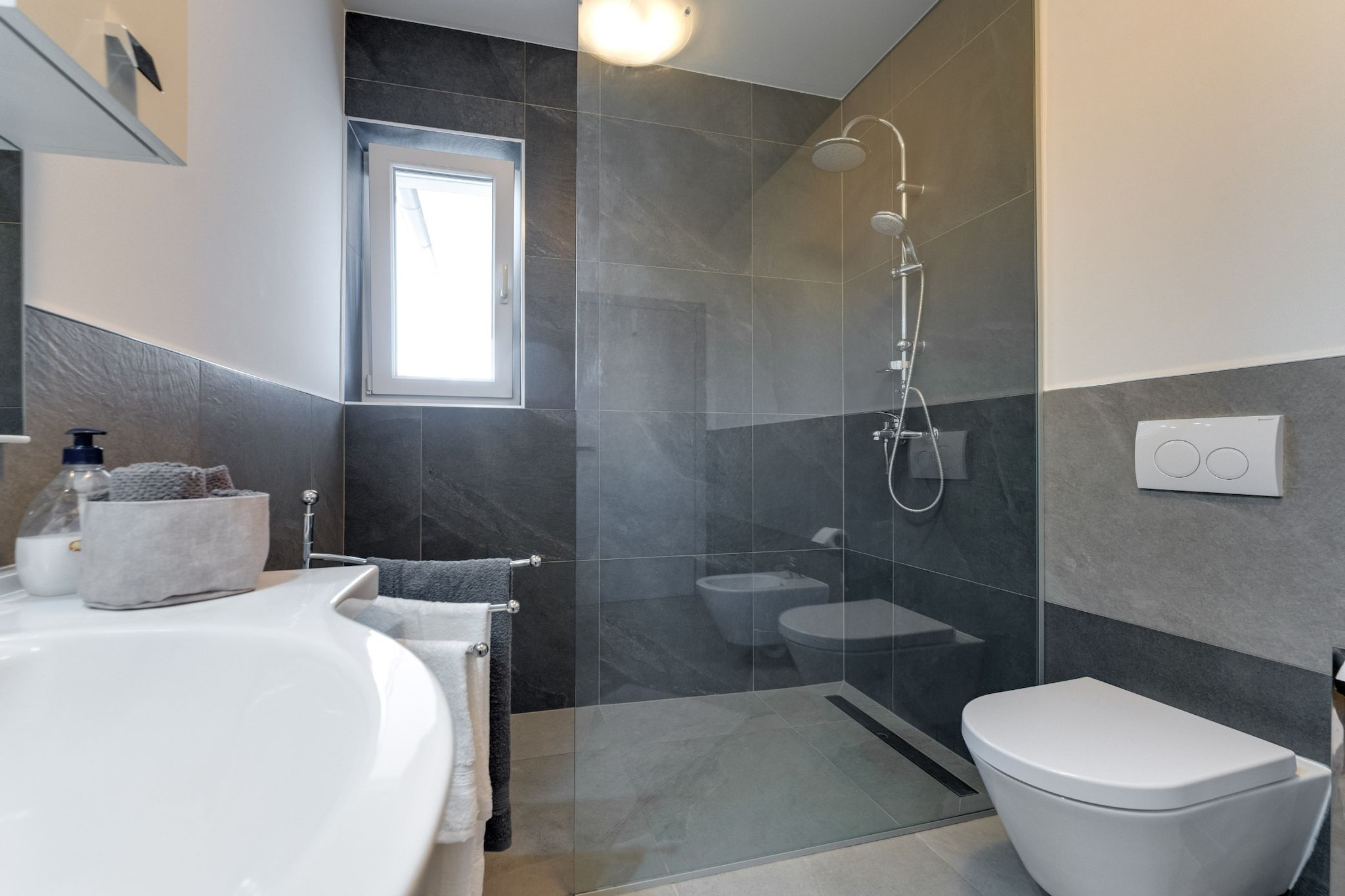 Apartment Baricevic - Two Bedroom Apartment with Balcony-Salle de bain