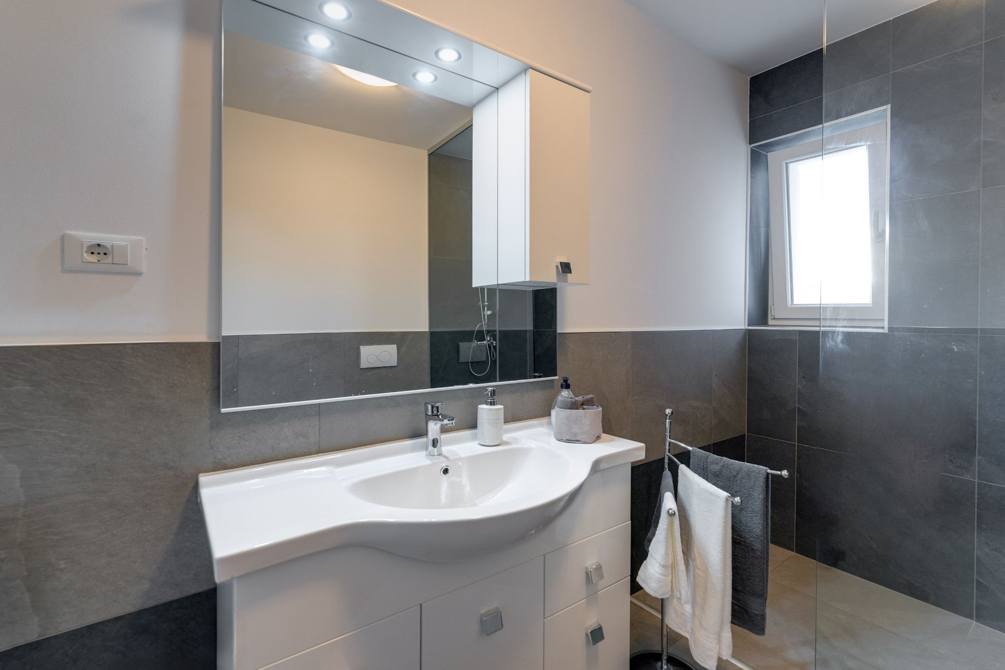 Apartment Baricevic - Two Bedroom Apartment with Balcony-Salle de bain