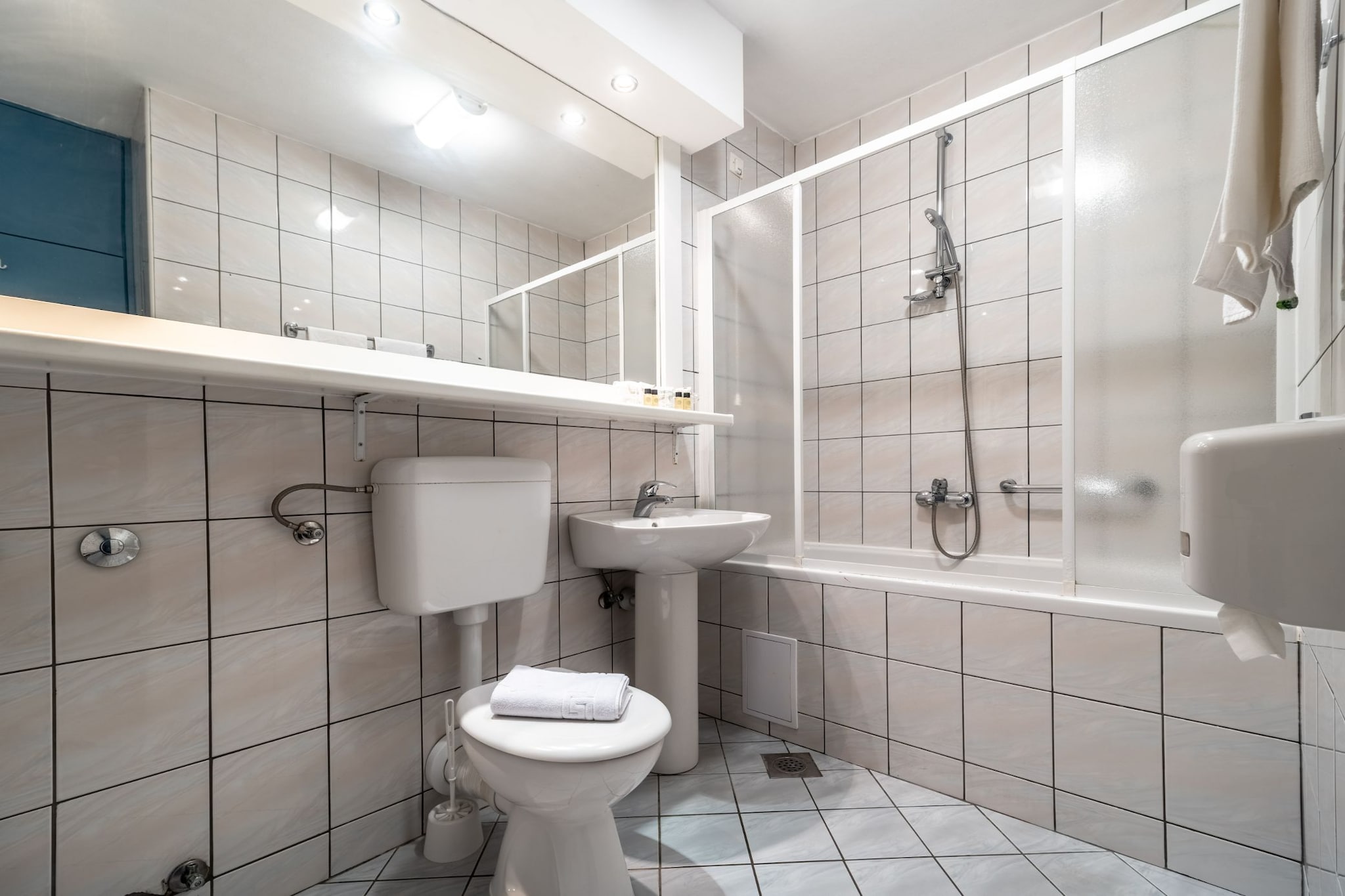 Hotel Issa - Quadruple Room Sea View-Salle de bain