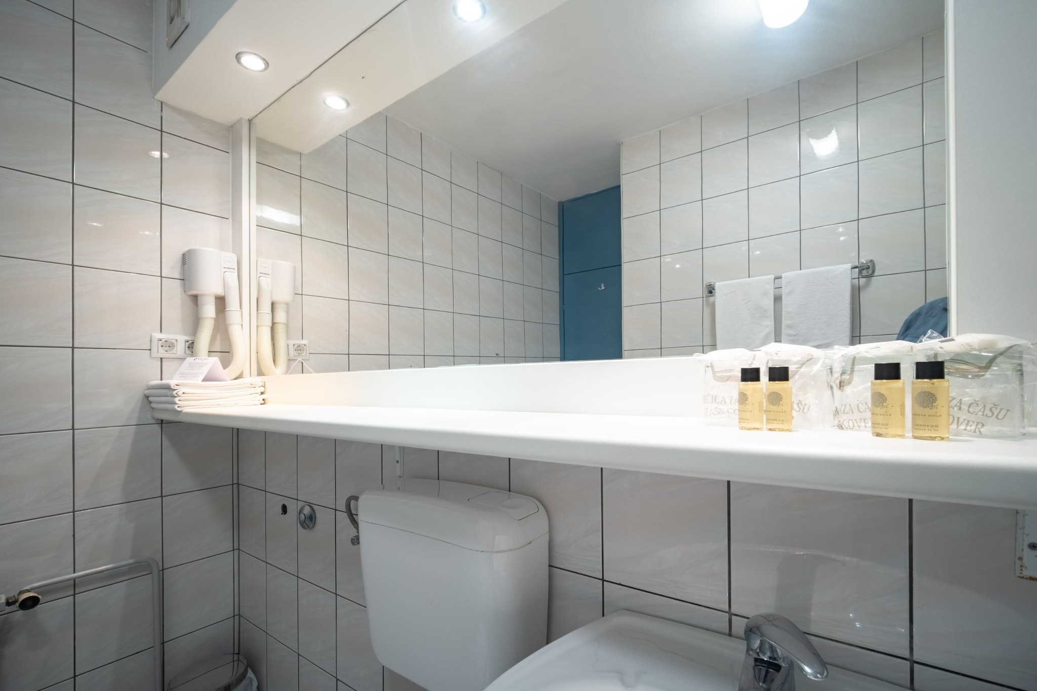 Hotel Issa - Quadruple Room Sea View-Salle de bain