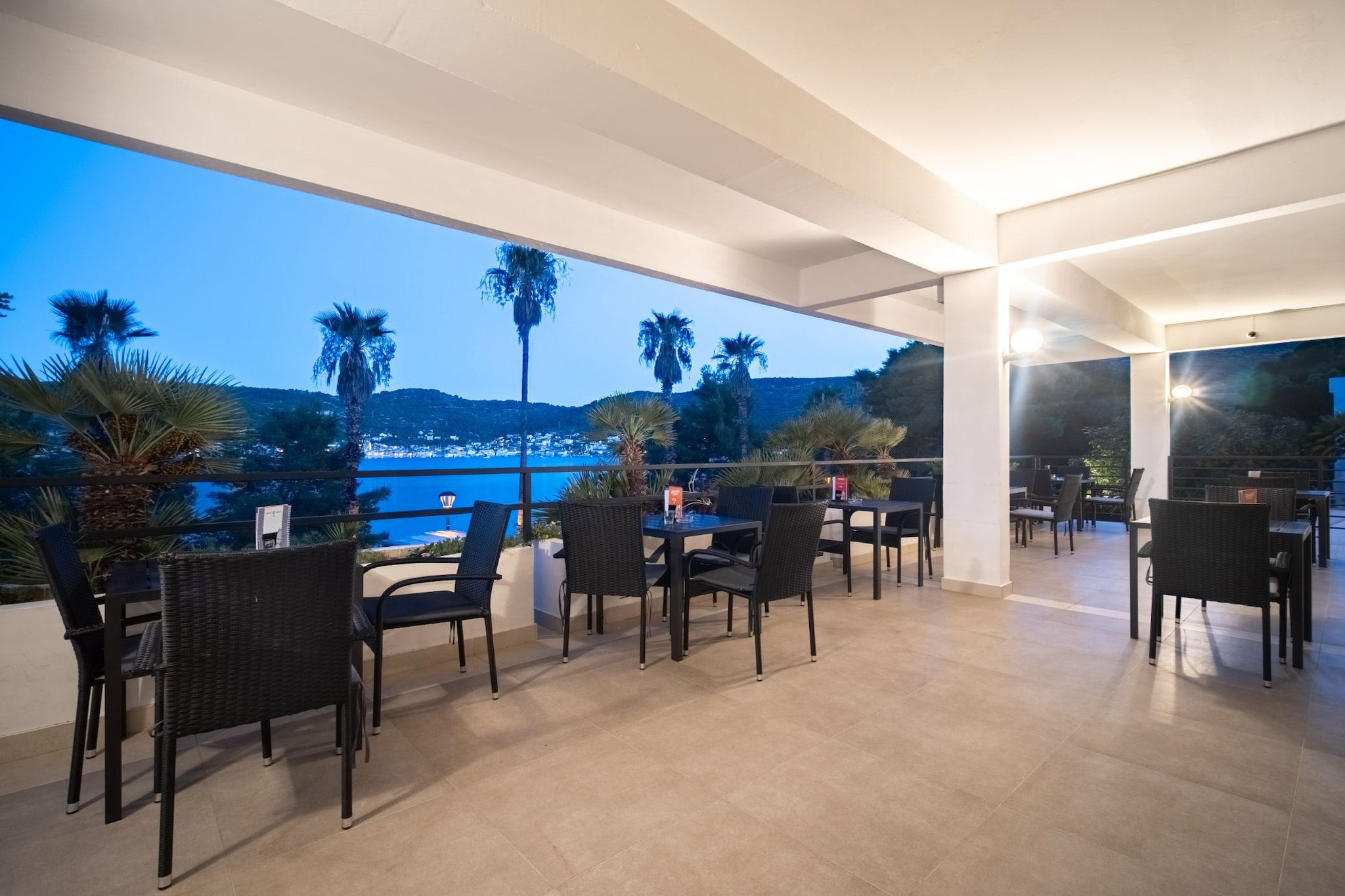 Hotel Issa - Quadruple Room Sea View-Intérieur