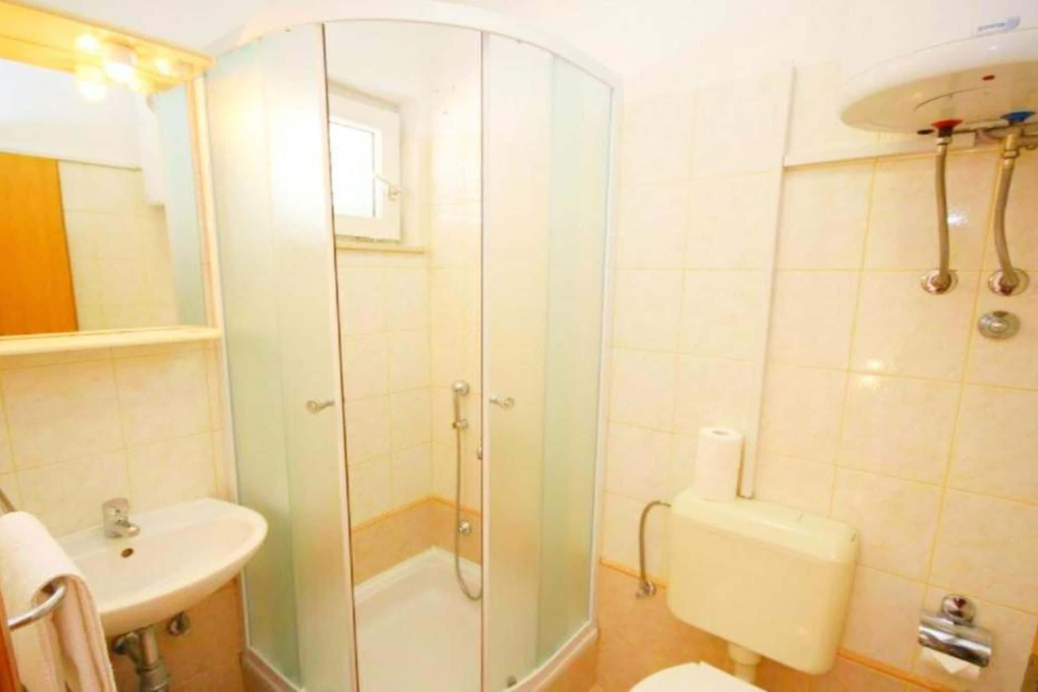 Two Bedroom Apartment With Sea View 12-Badezimmer