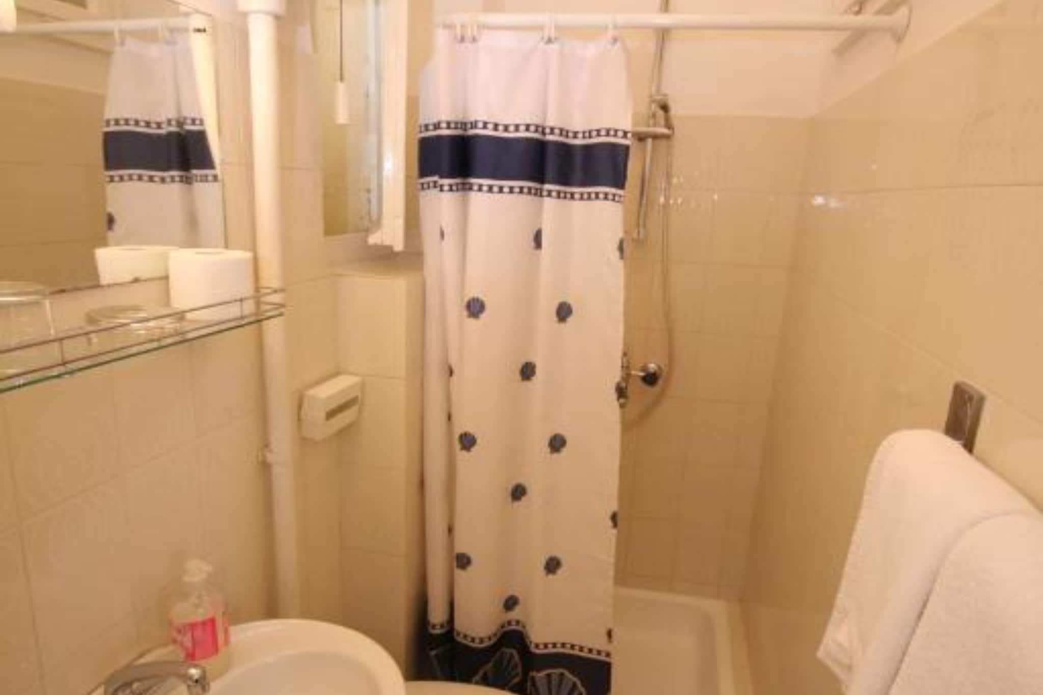 Two Bedroom Apartment With Sea View 11-Badezimmer