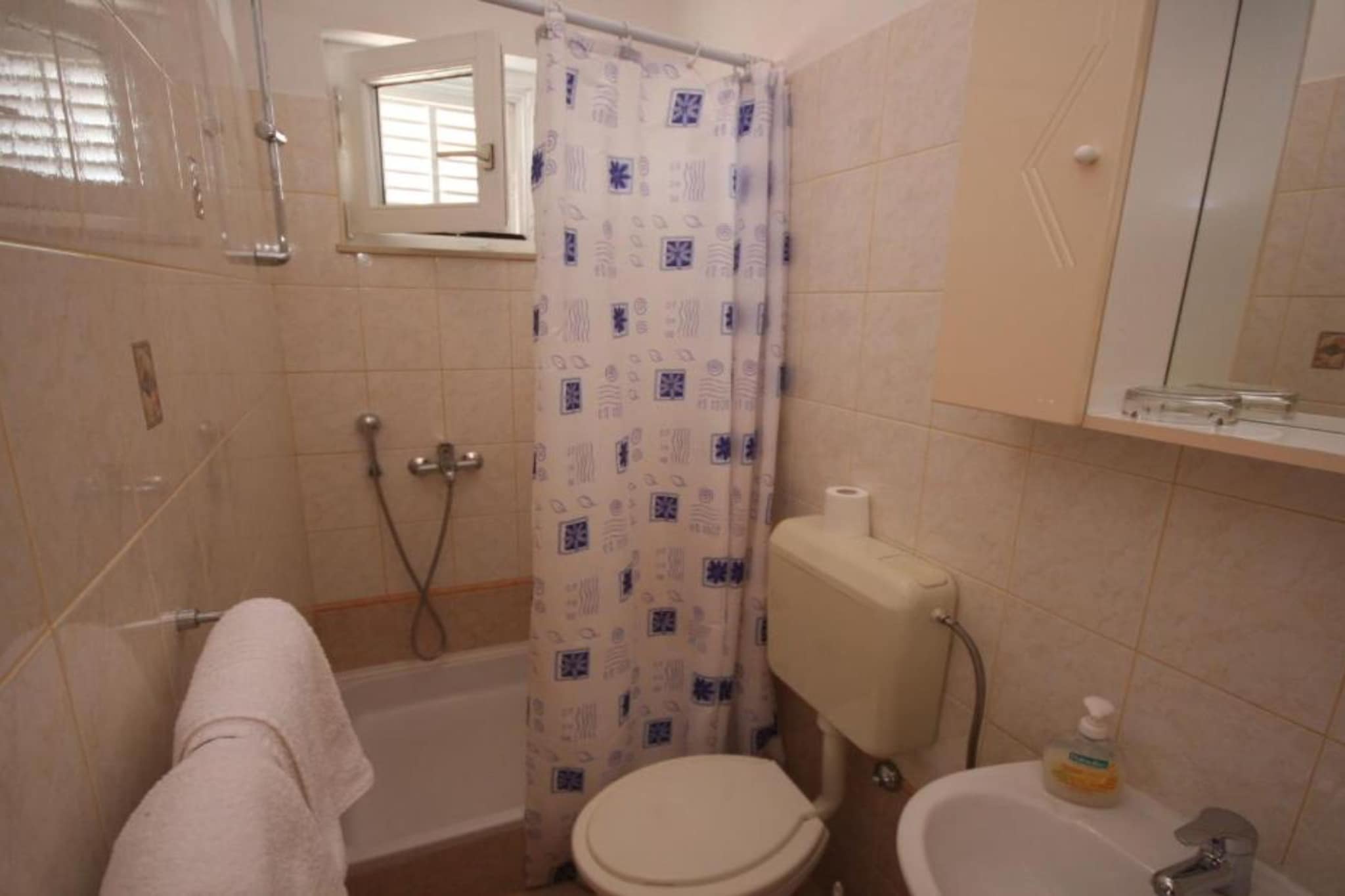 Two Bedroom Apartment With Sea View 11-Badezimmer