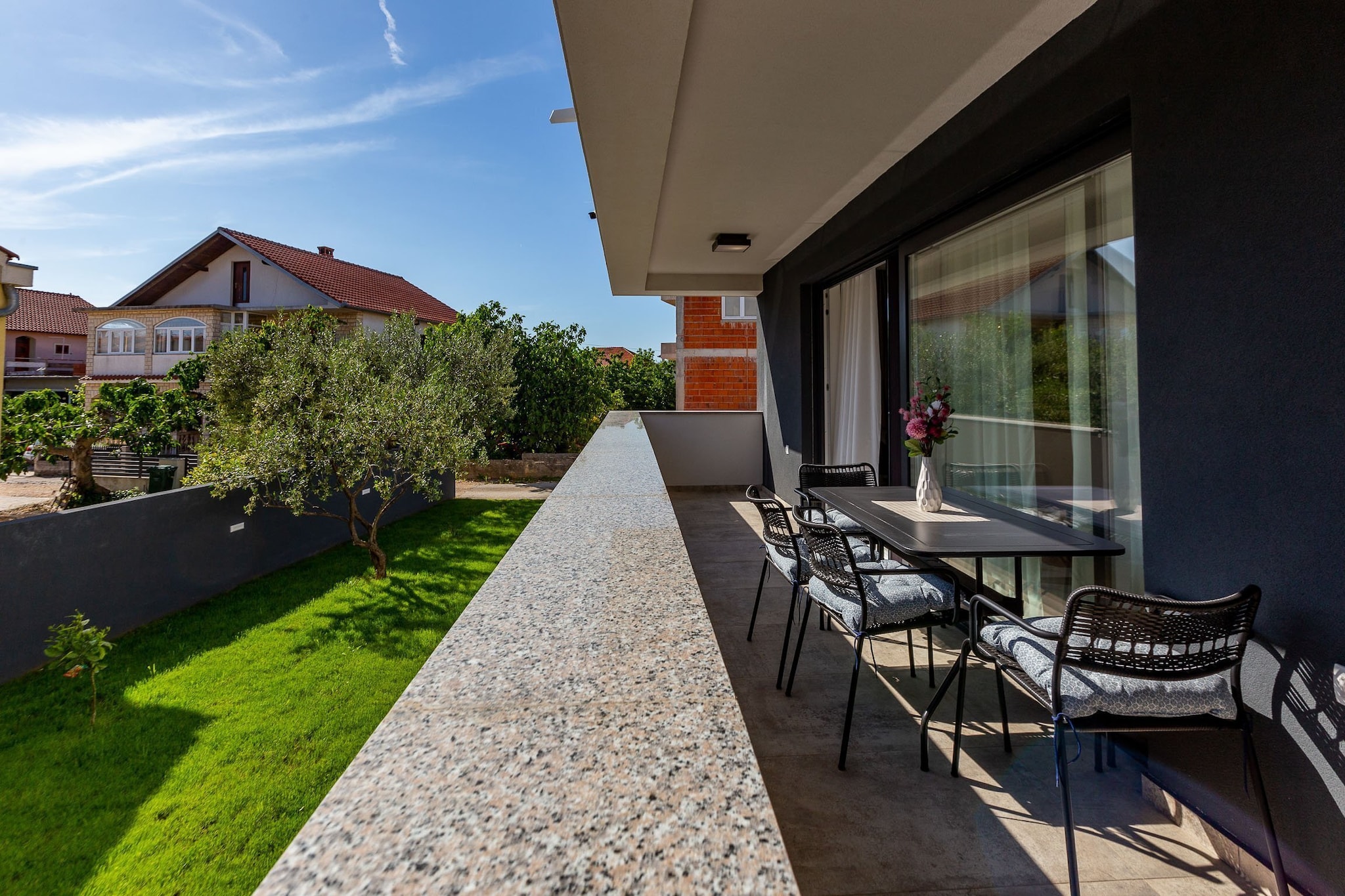 Exquisite Prestige Luxury Apartments with Shared Pool - Two Bedroom Apartment with Balcony (owner 2)-Terrasse