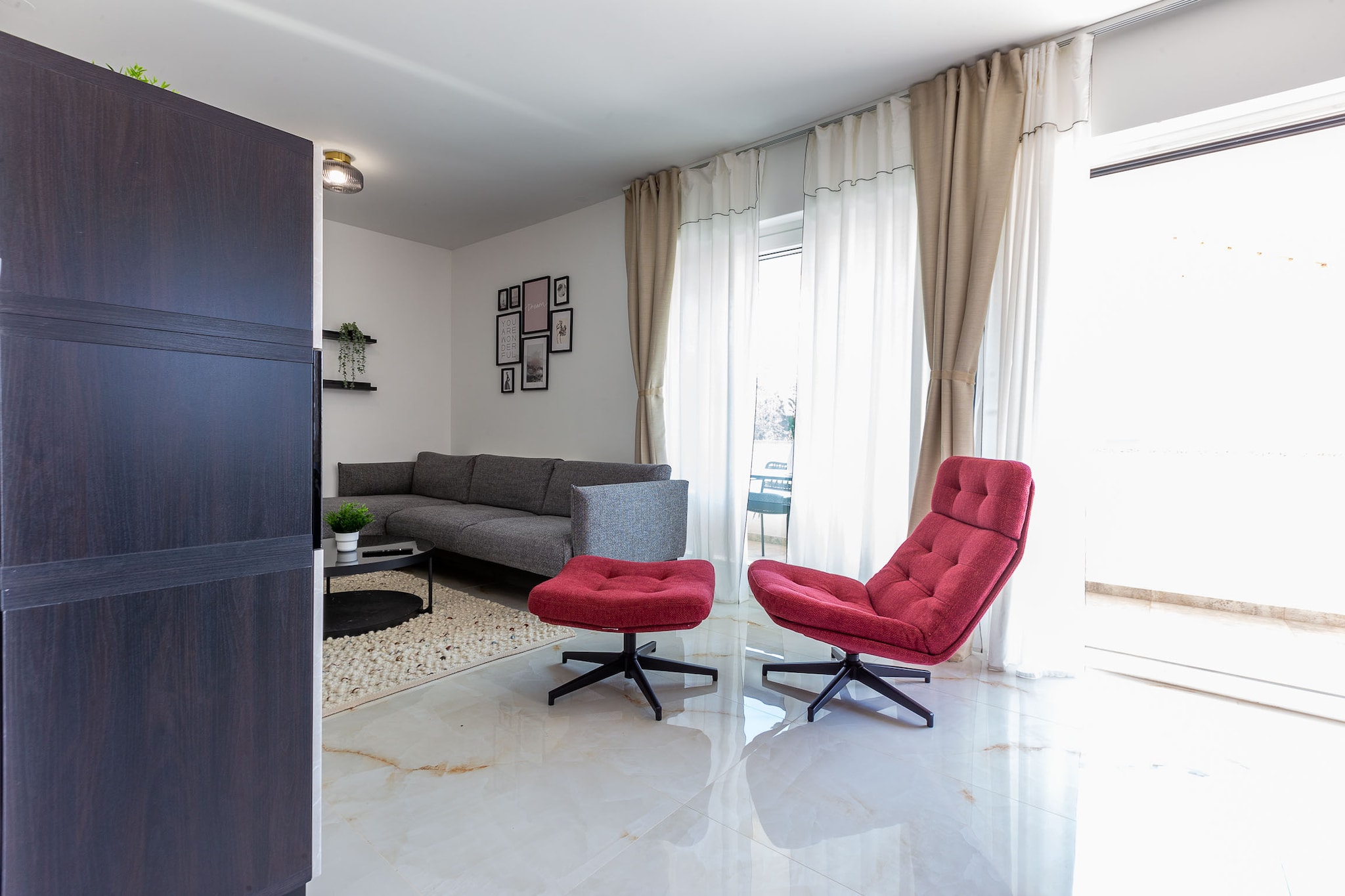 Exquisite Prestige Luxury Apartments with Shared Pool - Two Bedroom Apartment with Balcony (owner 2)-Wohnzimmer
