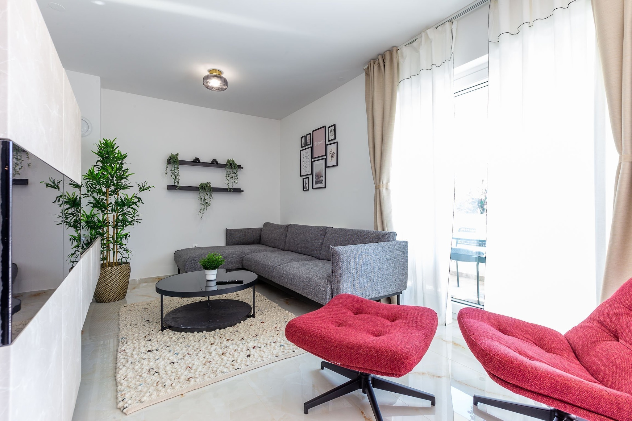 Exquisite Prestige Luxury Apartments with Shared Pool - Two Bedroom Apartment with Balcony (owner 2)-Wohnzimmer