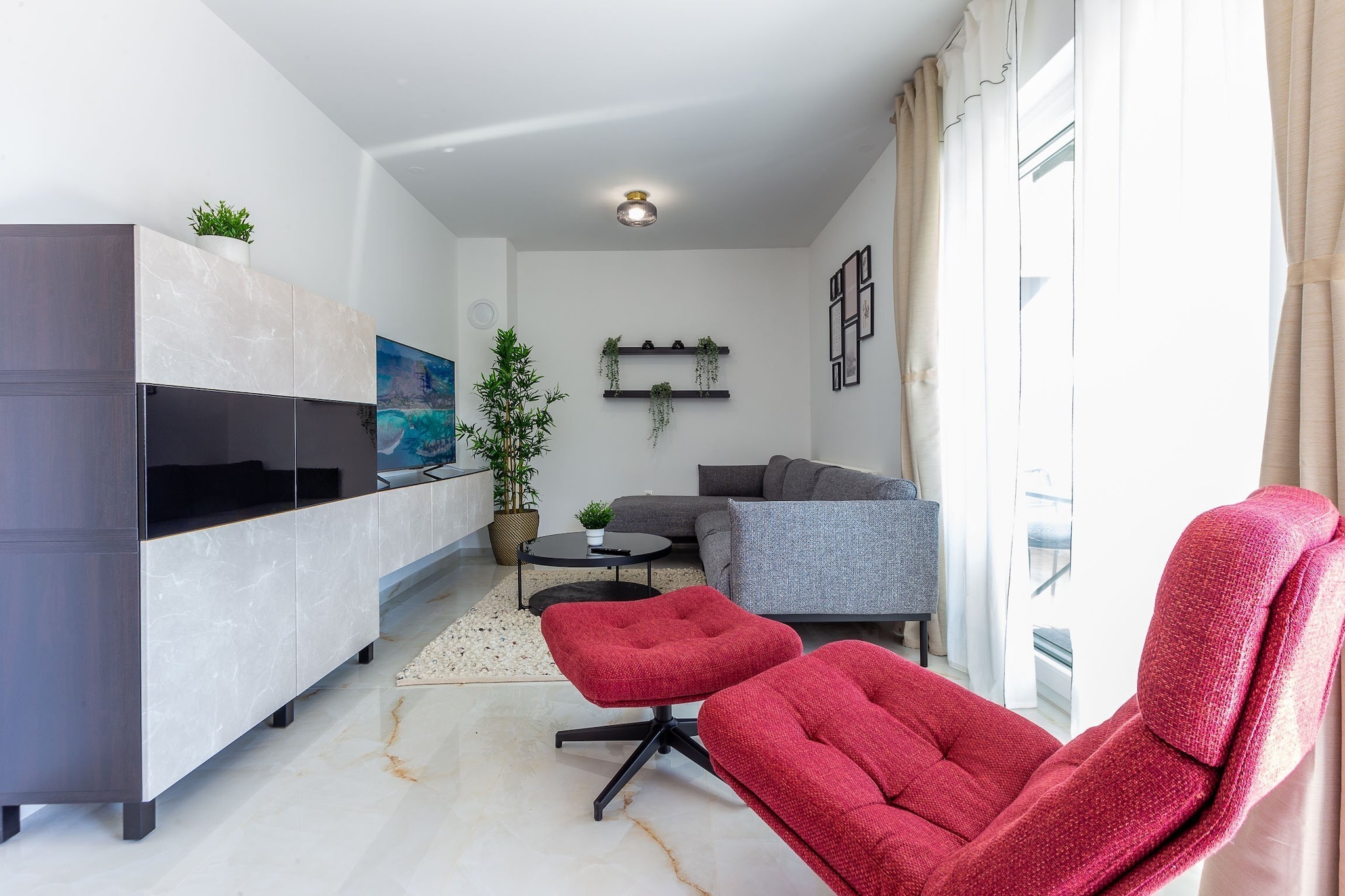 Exquisite Prestige Luxury Apartments with Shared Pool - Two Bedroom Apartment with Balcony (owner 2)-Wohnzimmer