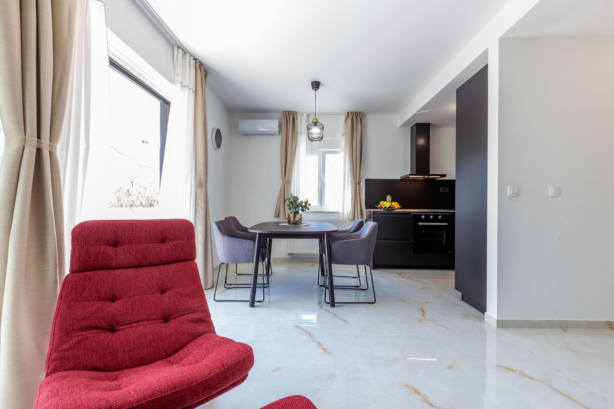 Exquisite Prestige Luxury Apartments with Shared Pool - Two Bedroom Apartment with Balcony (owner 2)-Wohnzimmer