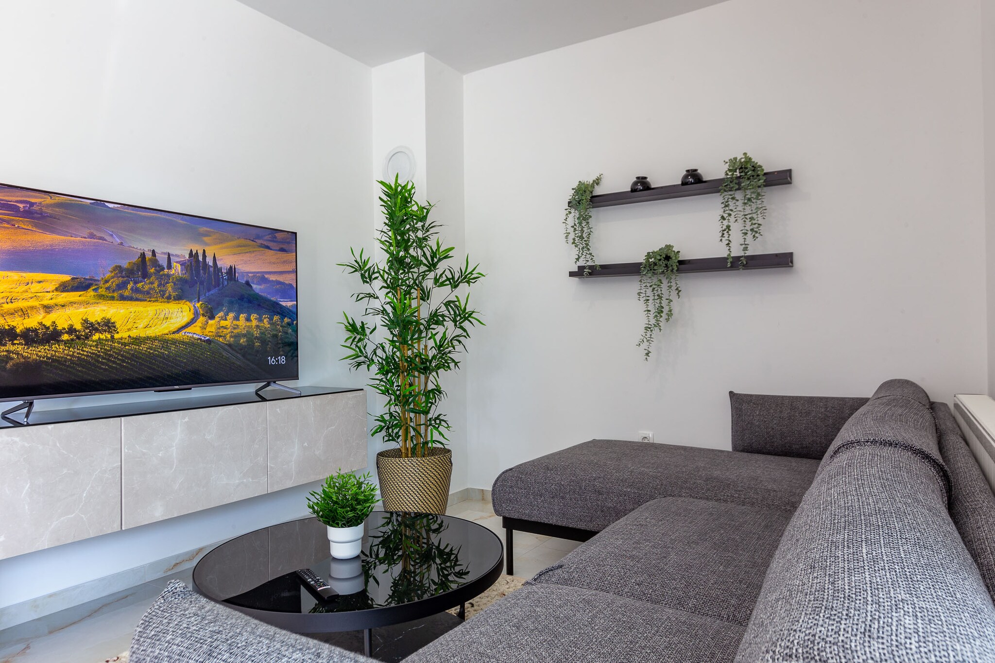 Exquisite Prestige Luxury Apartments with Shared Pool - Two Bedroom Apartment with Balcony (owner 2)-Wohnzimmer