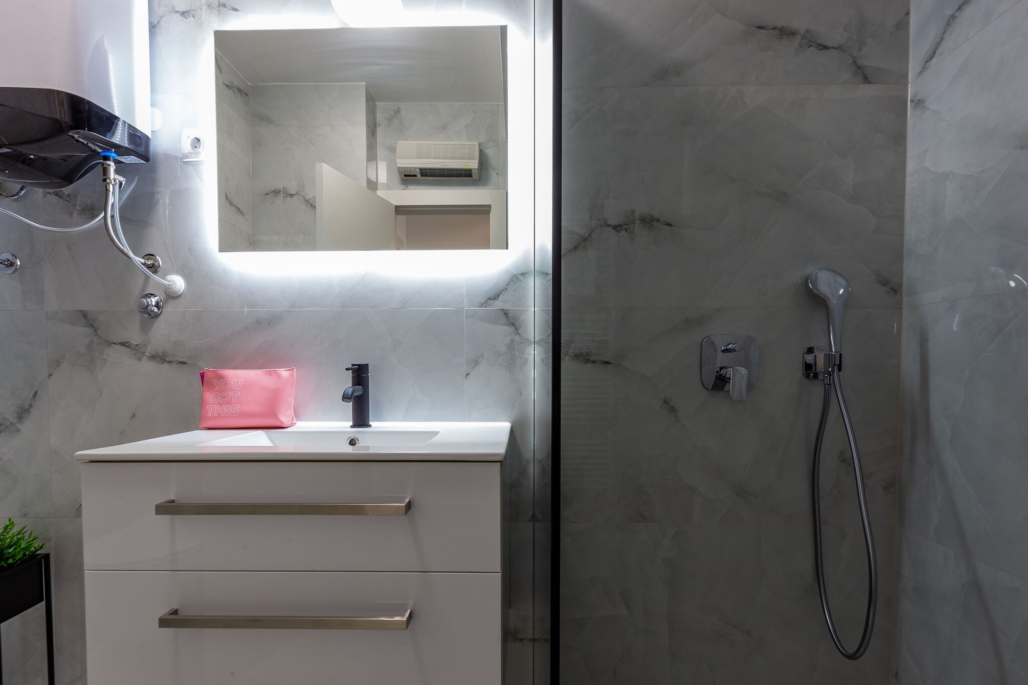 Exquisite Prestige Luxury Apartments with Shared Pool - Two Bedroom Apartment with Balcony (owner 2)-Badezimmer