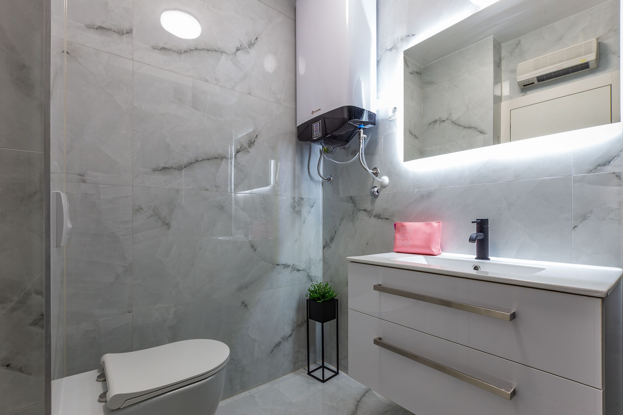 Exquisite Prestige Luxury Apartments with Shared Pool - Two Bedroom Apartment with Balcony (owner 2)-Badezimmer