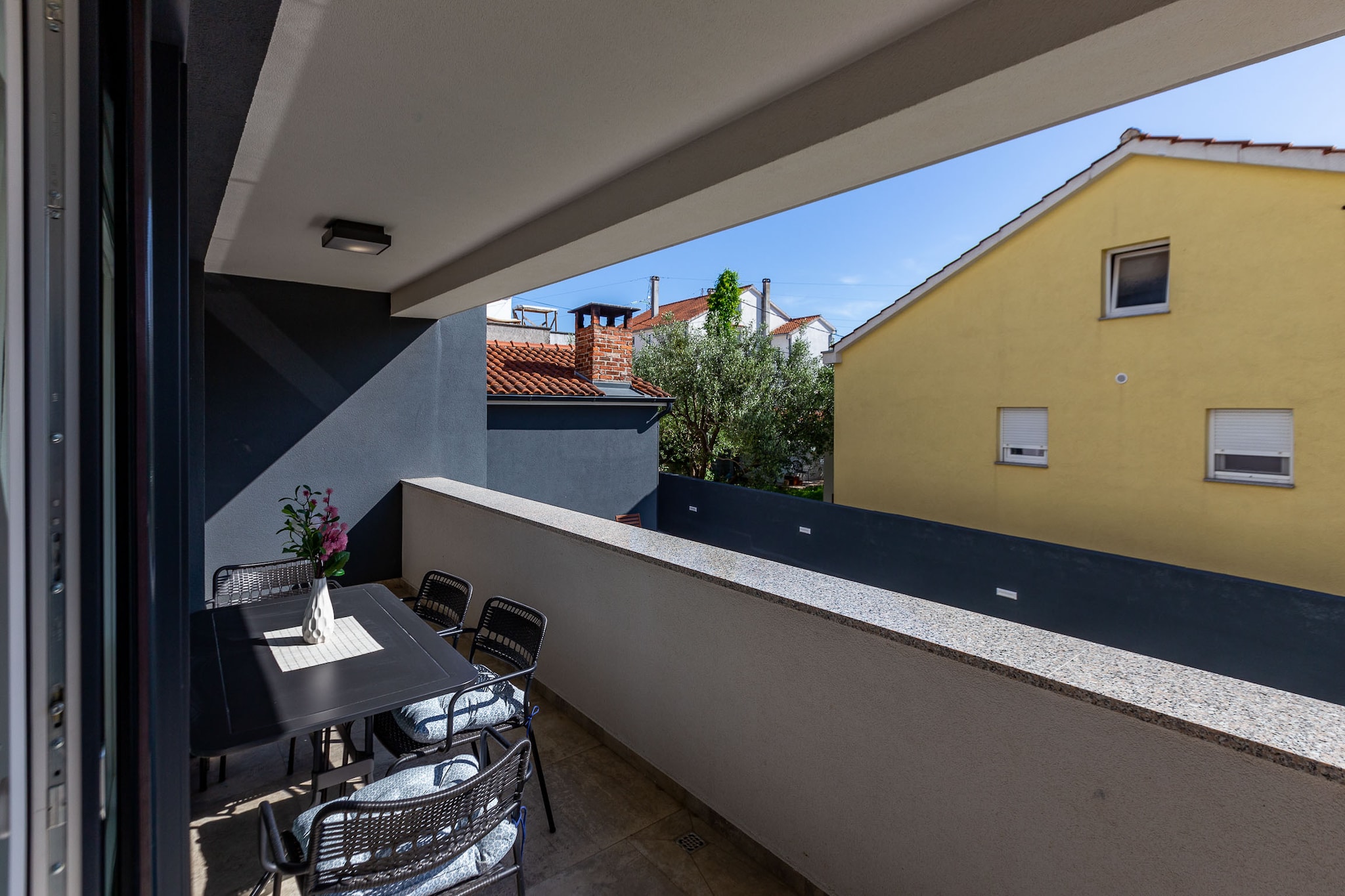 Exquisite Prestige Luxury Apartments with Shared Pool - Classic Two Bedroom Apartment with Balcony  (owner 4)-Terrassenbalkon
