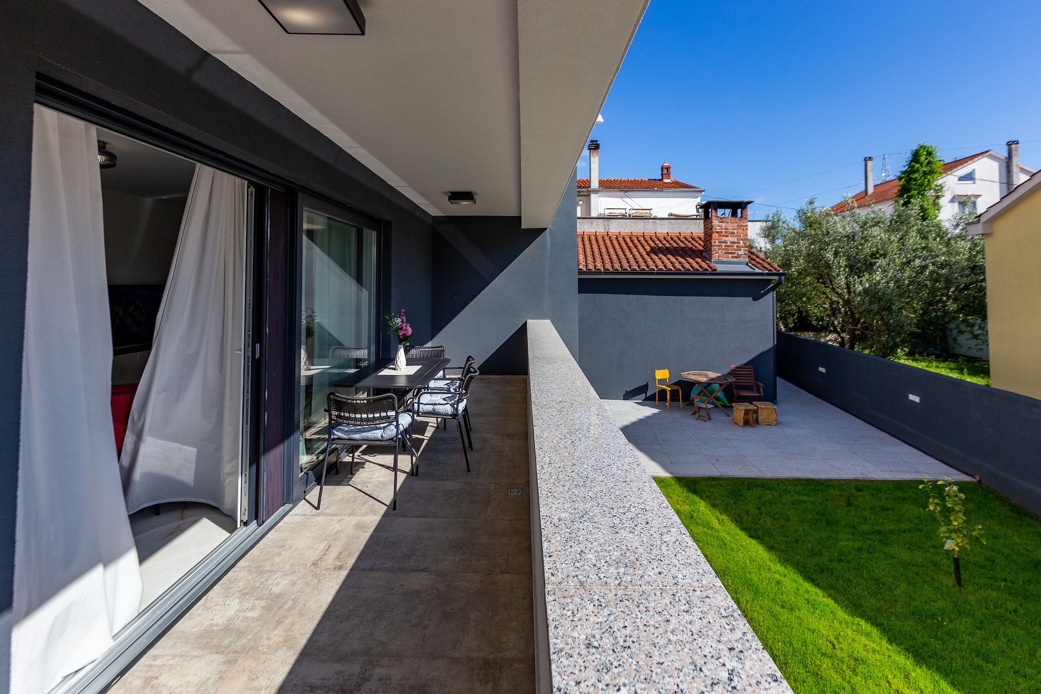Exquisite Prestige Luxury Apartments with Shared Pool - Classic Two Bedroom Apartment with Balcony  (owner 4)-Terrasse