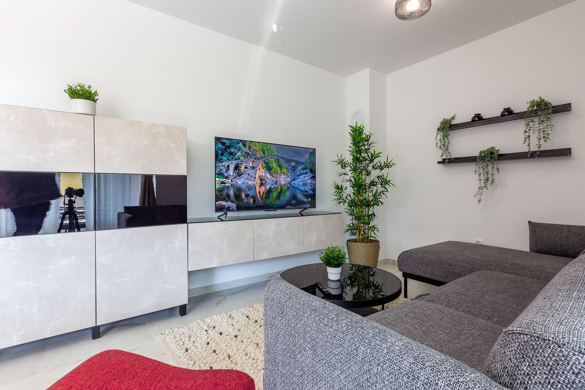 Exquisite Prestige Luxury Apartments with Shared Pool - Classic Two Bedroom Apartment with Balcony  (owner 4)-Wohnzimmer